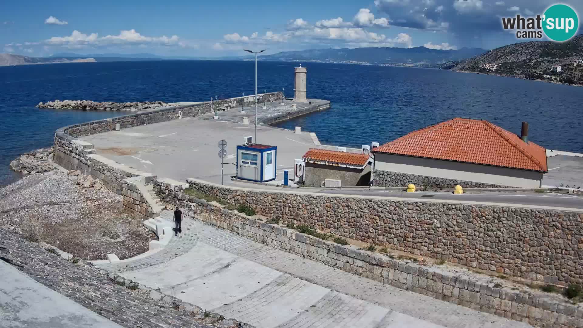 Spletna kamera Senj pristanišče – Pogled na valobran in svetilnik