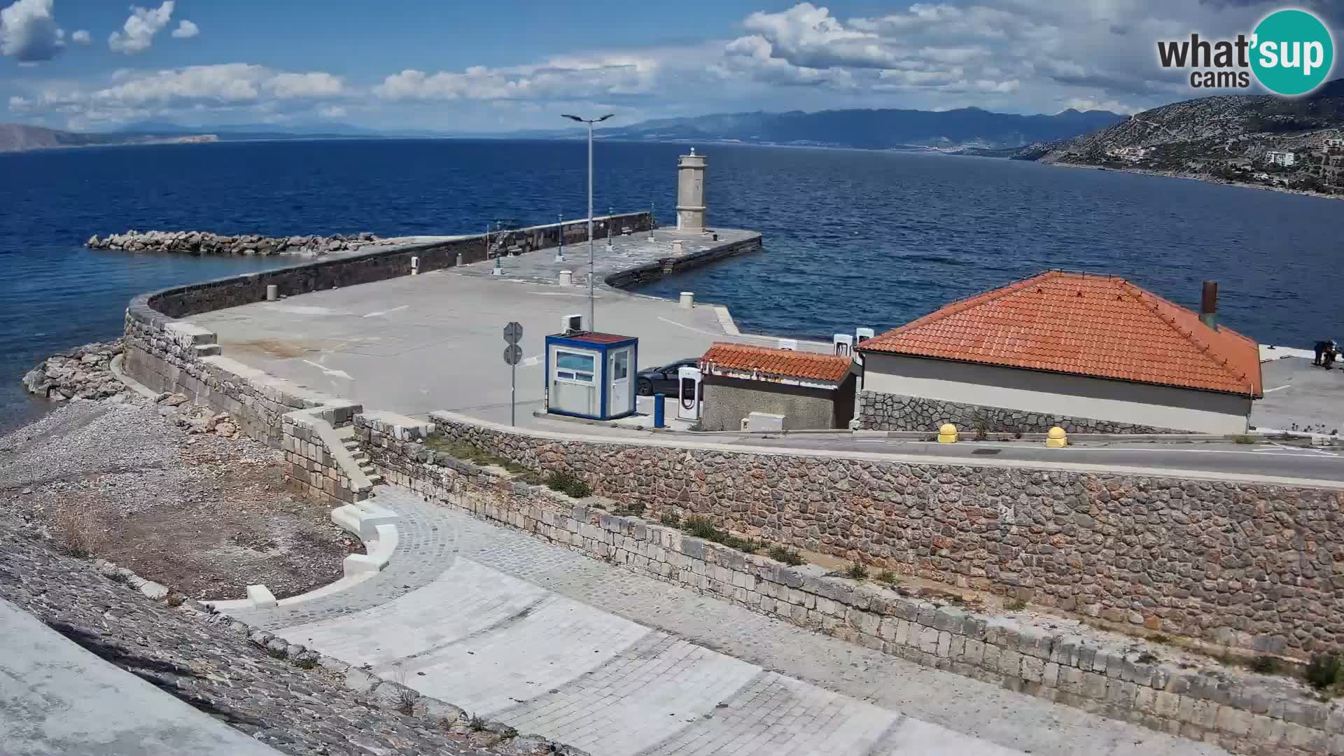 Spletna kamera Senj pristanišče – Pogled na valobran in svetilnik