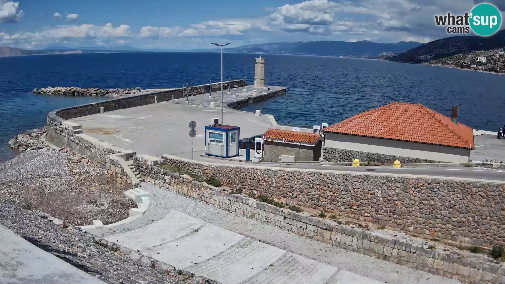 Spletna kamera Senj pristanišče – Pogled na valobran in svetilnik