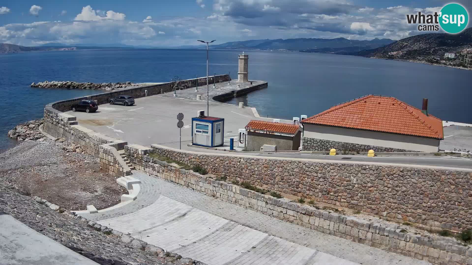 Spletna kamera Senj pristanišče – Pogled na valobran in svetilnik