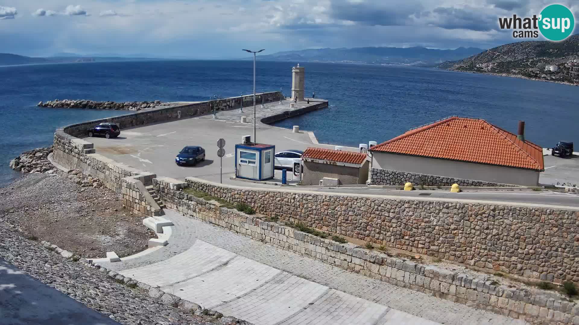 Spletna kamera Senj pristanišče – Pogled na valobran in svetilnik
