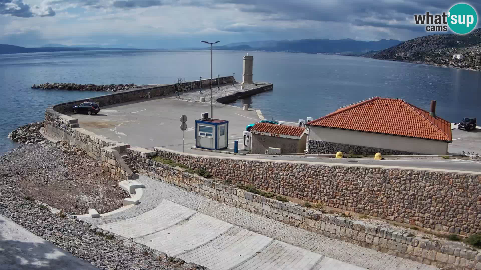 Spletna kamera Senj pristanišče – Pogled na valobran in svetilnik