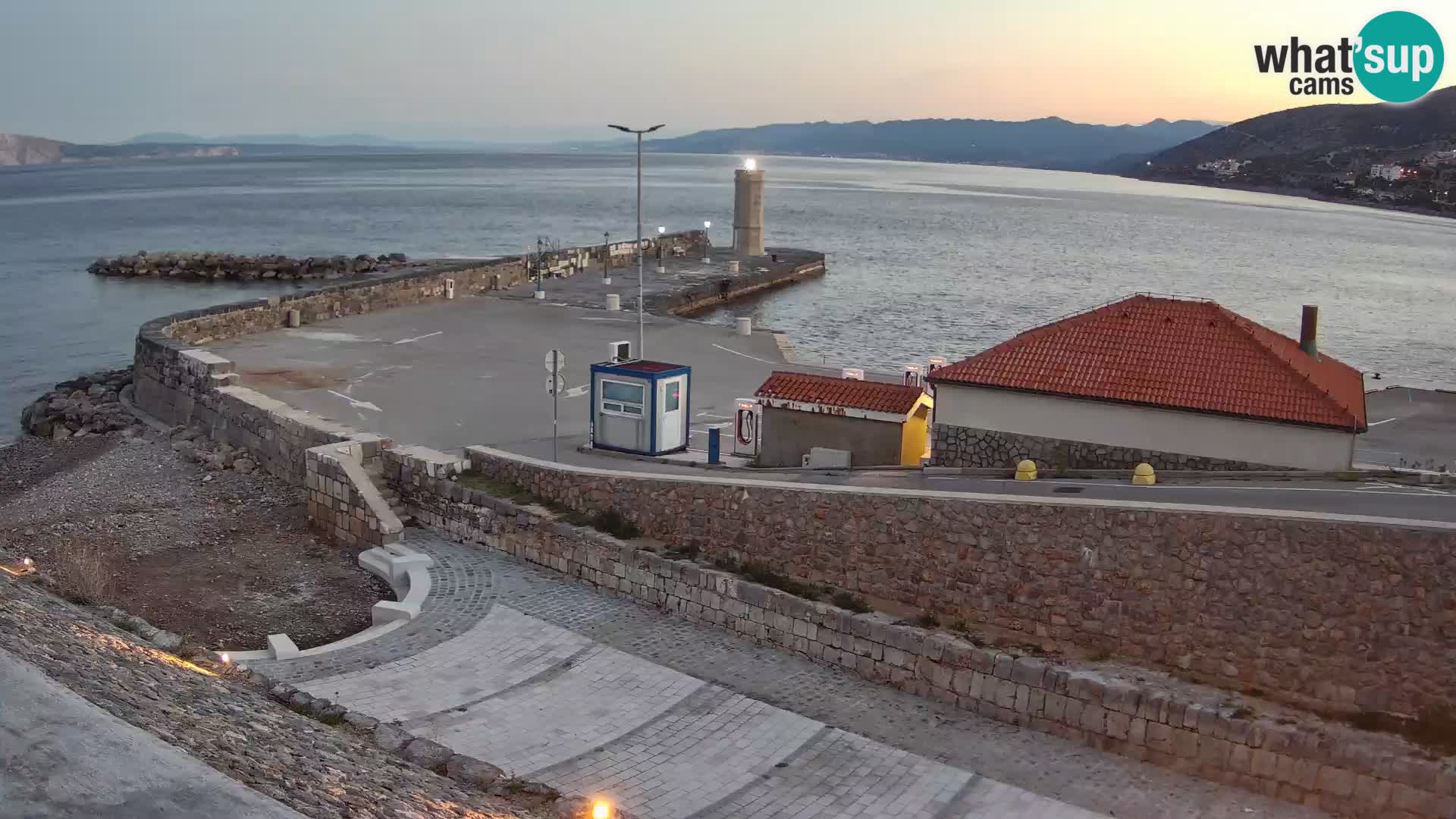 Webcam port de Senj – Vue sur la jetée et le phare