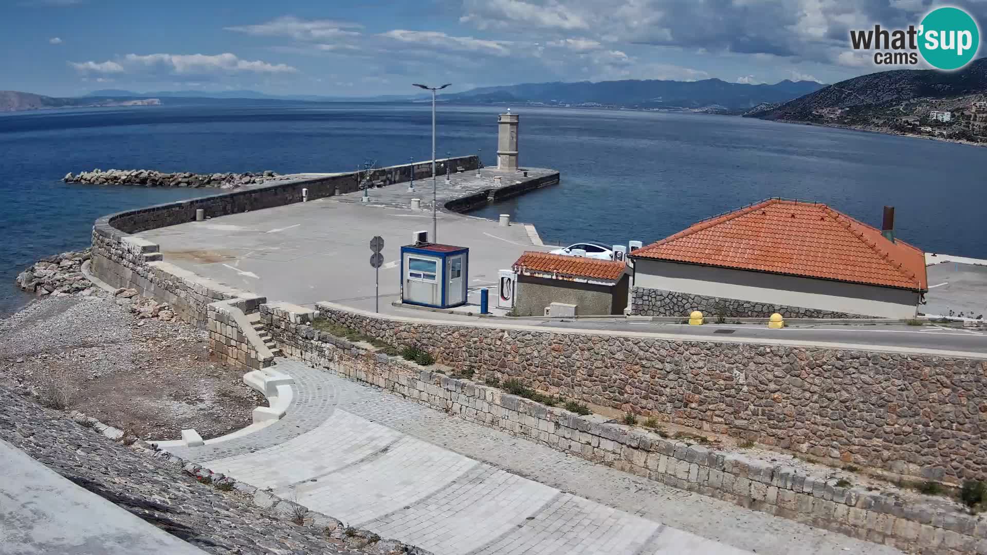Spletna kamera Senj pristanišče – Pogled na valobran in svetilnik