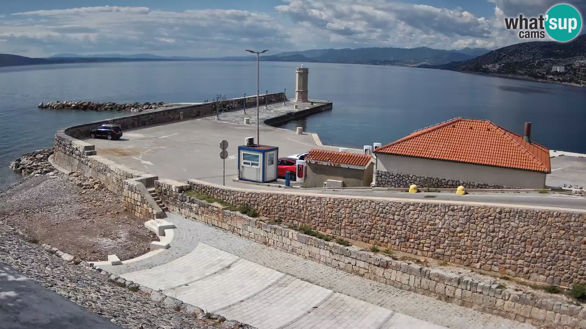 Spletna kamera Senj pristanišče – Pogled na valobran in svetilnik