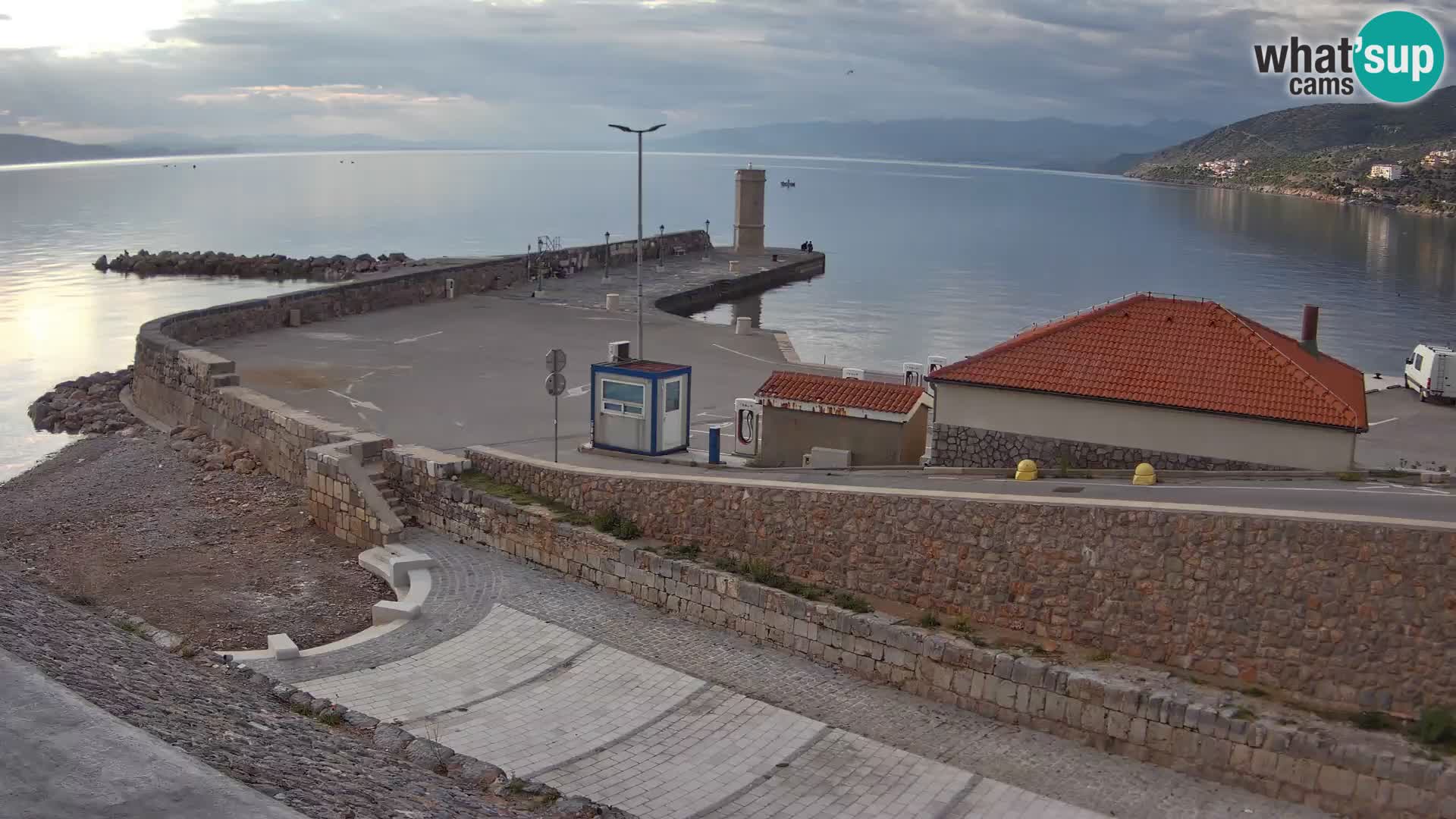 Spletna kamera Senj pristanišče – Pogled na valobran in svetilnik