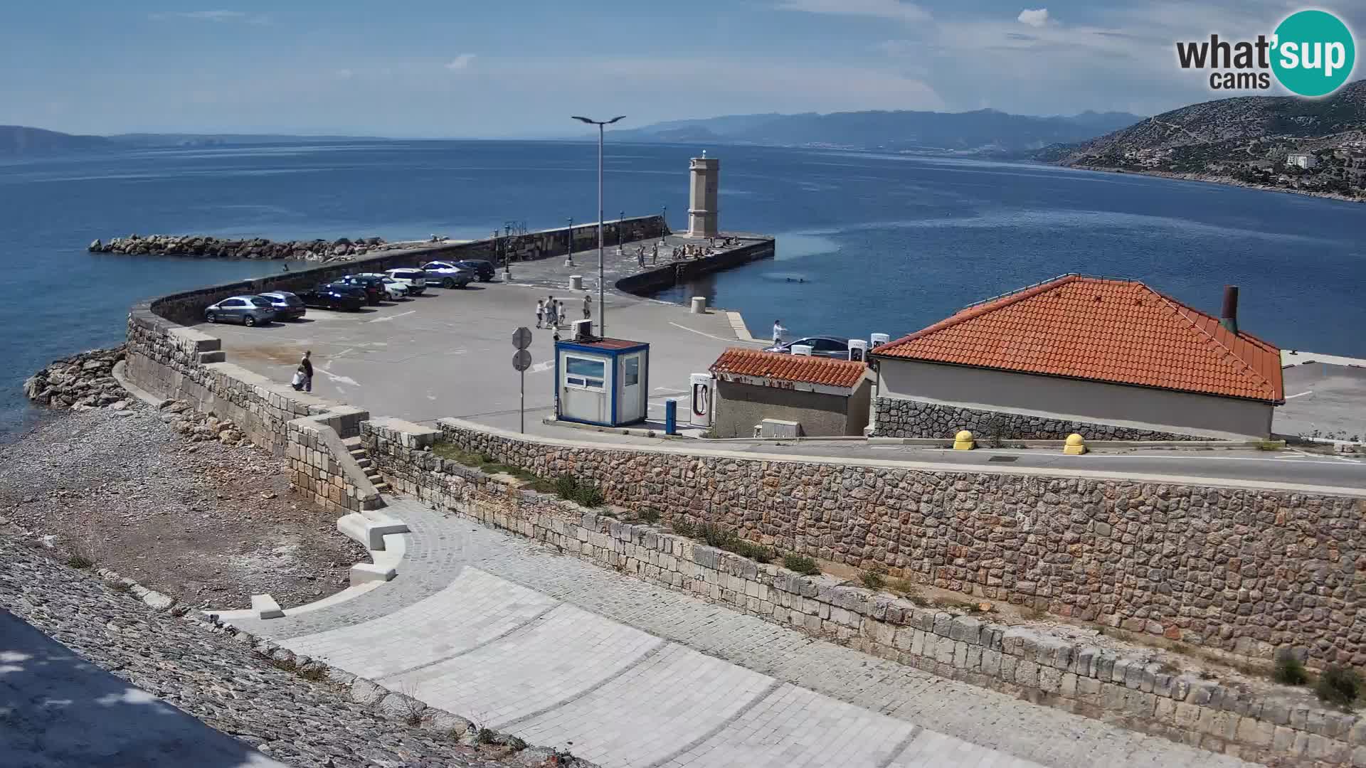 Spletna kamera Senj pristanišče – Pogled na valobran in svetilnik