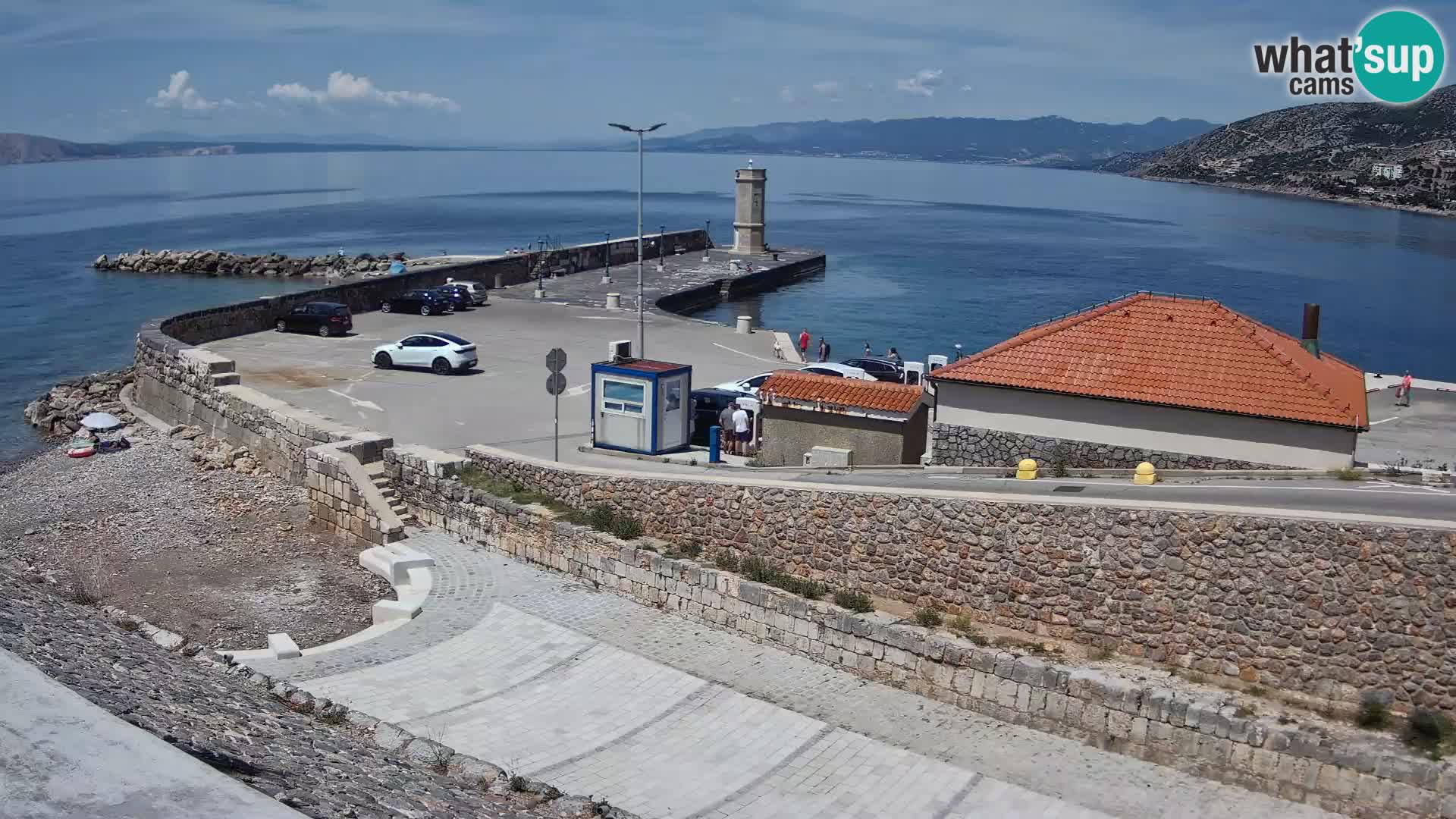 Spletna kamera Senj pristanišče – Pogled na valobran in svetilnik