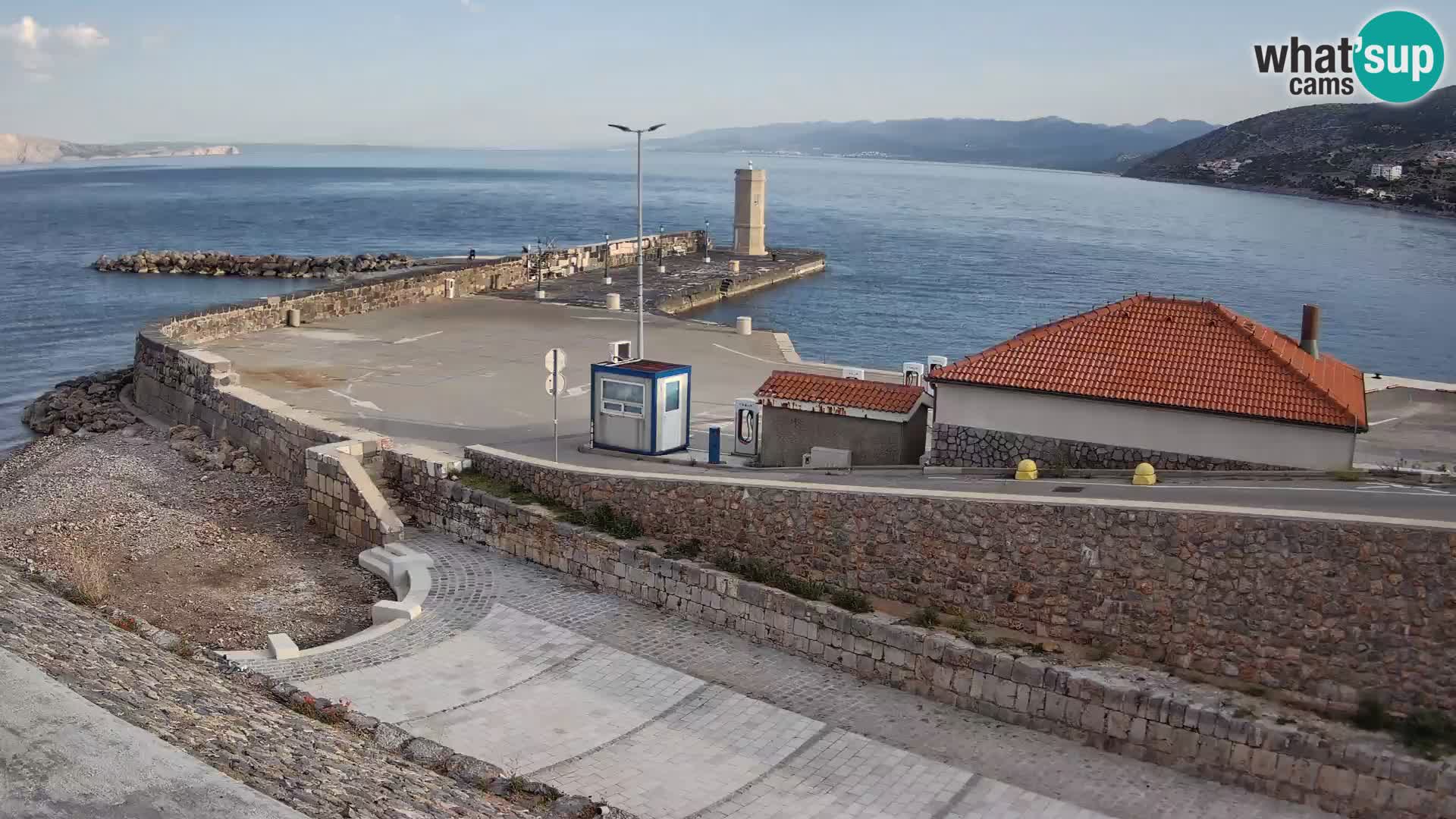 Spletna kamera Senj pristanišče – Pogled na valobran in svetilnik