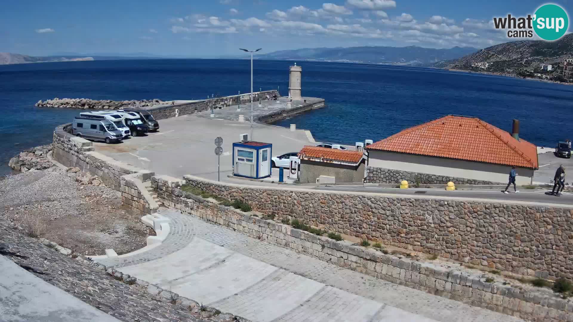 Spletna kamera Senj pristanišče – Pogled na valobran in svetilnik