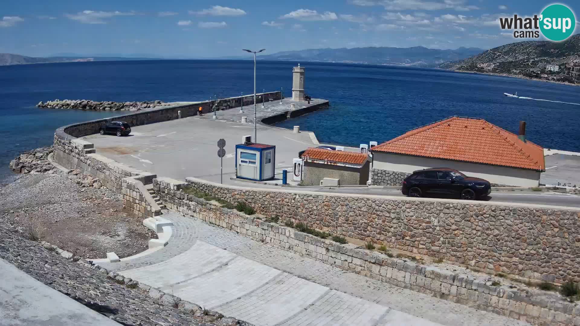 Spletna kamera Senj pristanišče – Pogled na valobran in svetilnik