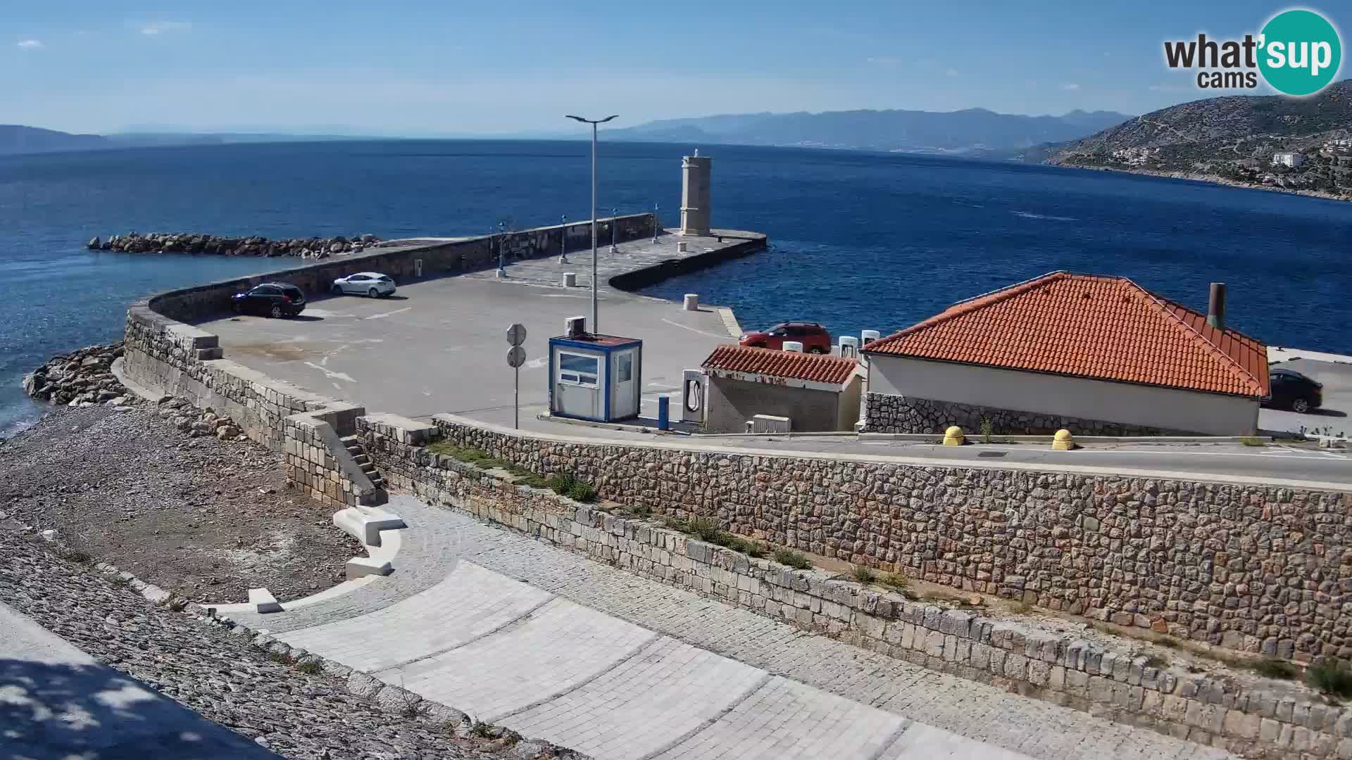 Spletna kamera Senj pristanišče – Pogled na valobran in svetilnik