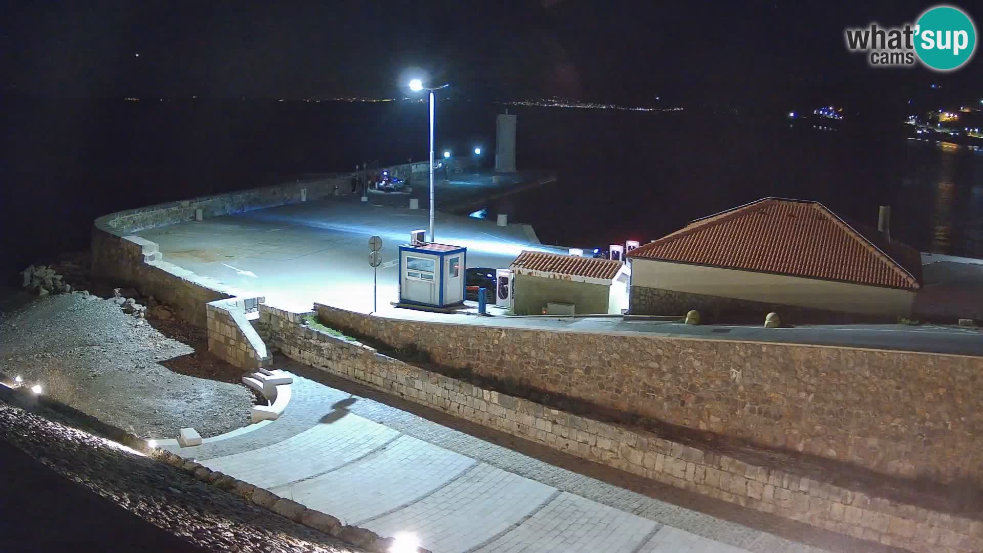 Spletna kamera Senj pristanišče – Pogled na valobran in svetilnik