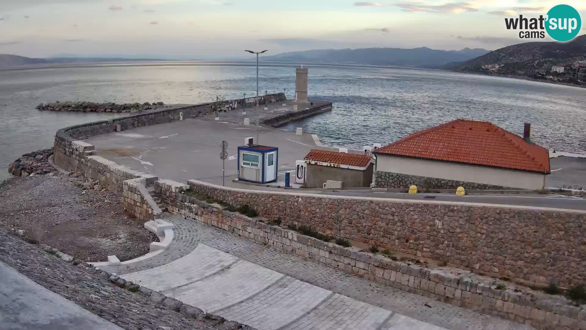 Senj Hafen Webcam – Wellenbrecher & Leuchtturm Liveblick