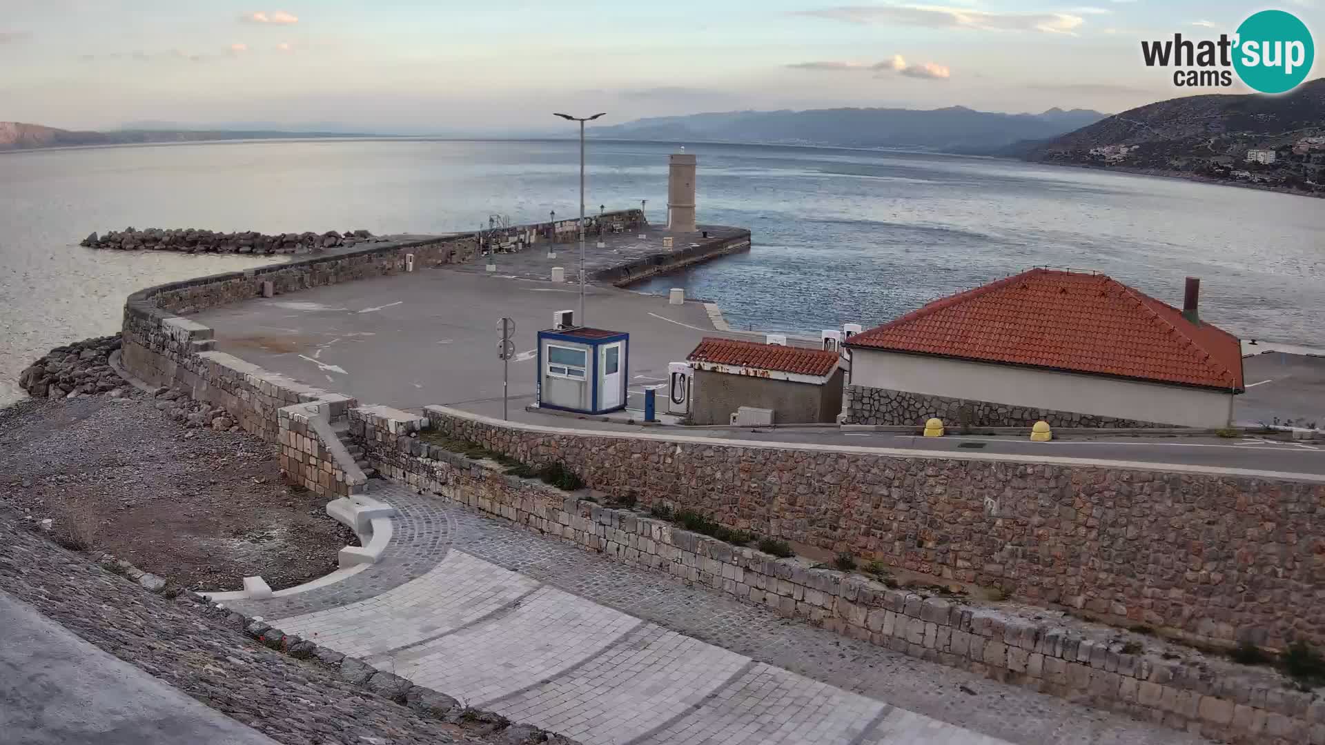 Spletna kamera Senj pristanišče – Pogled na valobran in svetilnik