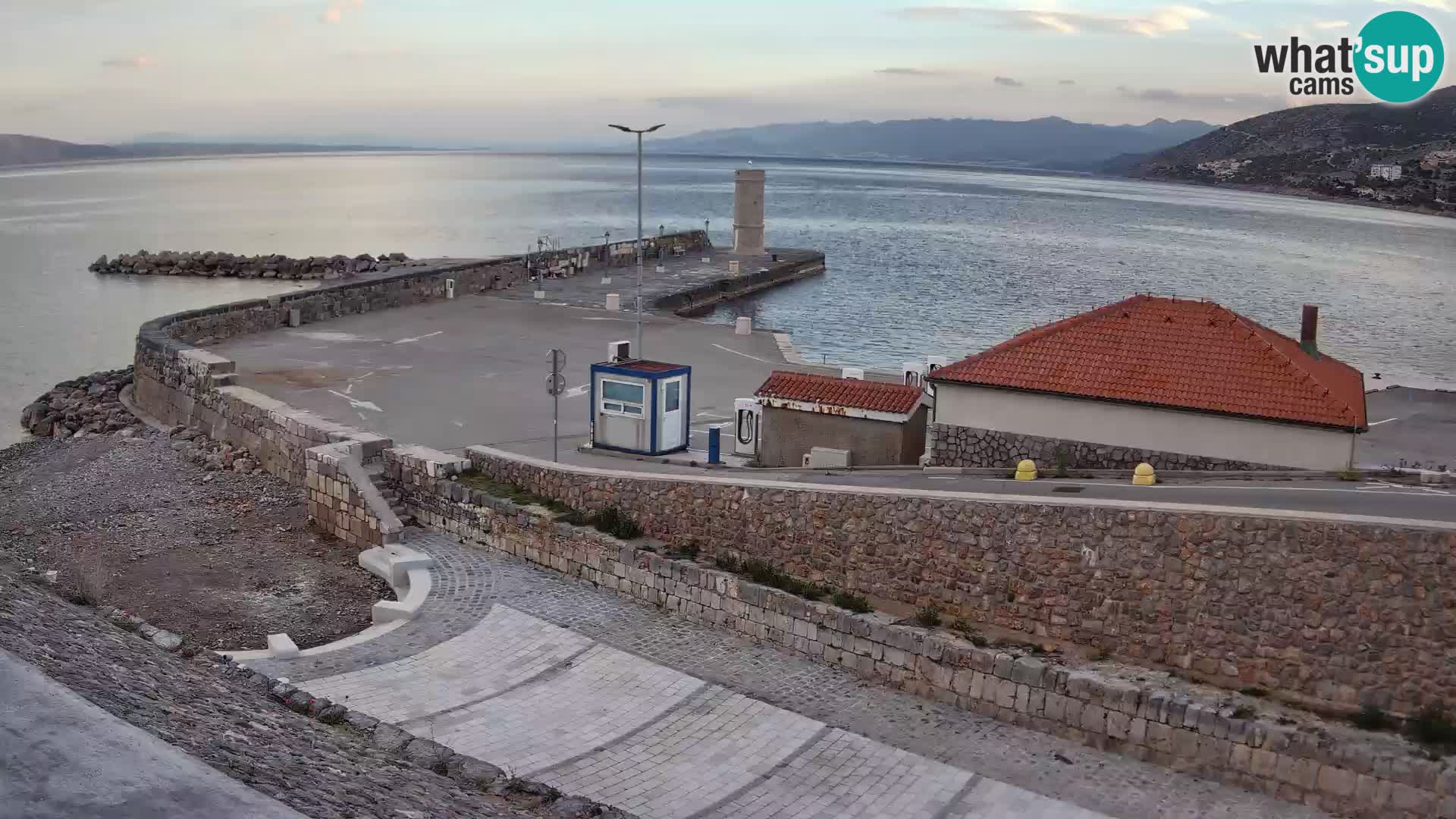 Spletna kamera Senj pristanišče – Pogled na valobran in svetilnik