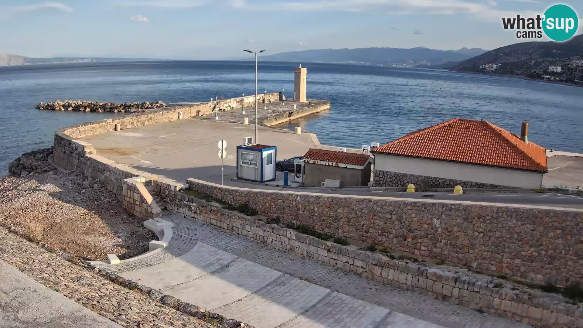 Spletna kamera Senj pristanišče – Pogled na valobran in svetilnik