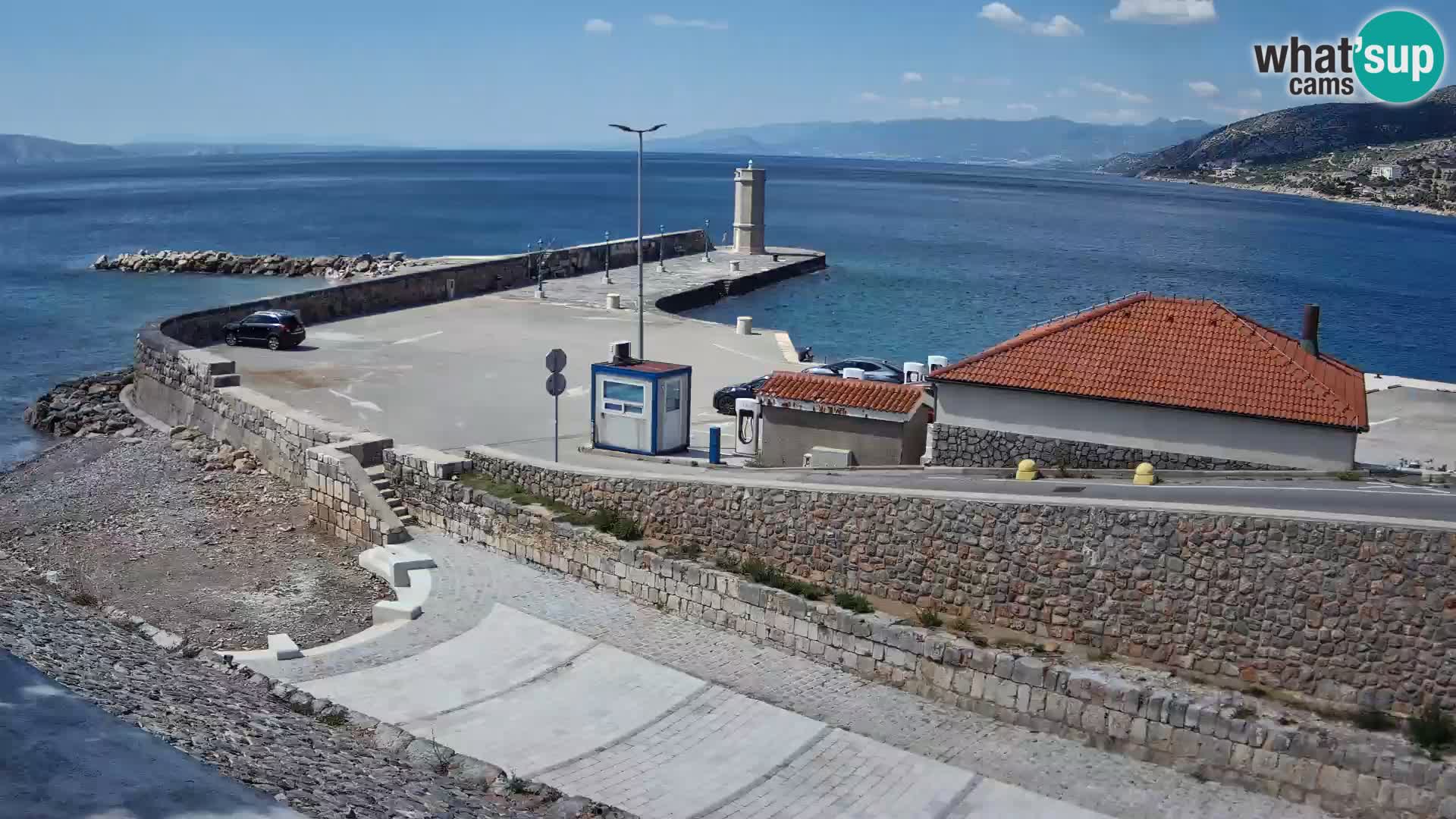 Spletna kamera Senj pristanišče – Pogled na valobran in svetilnik