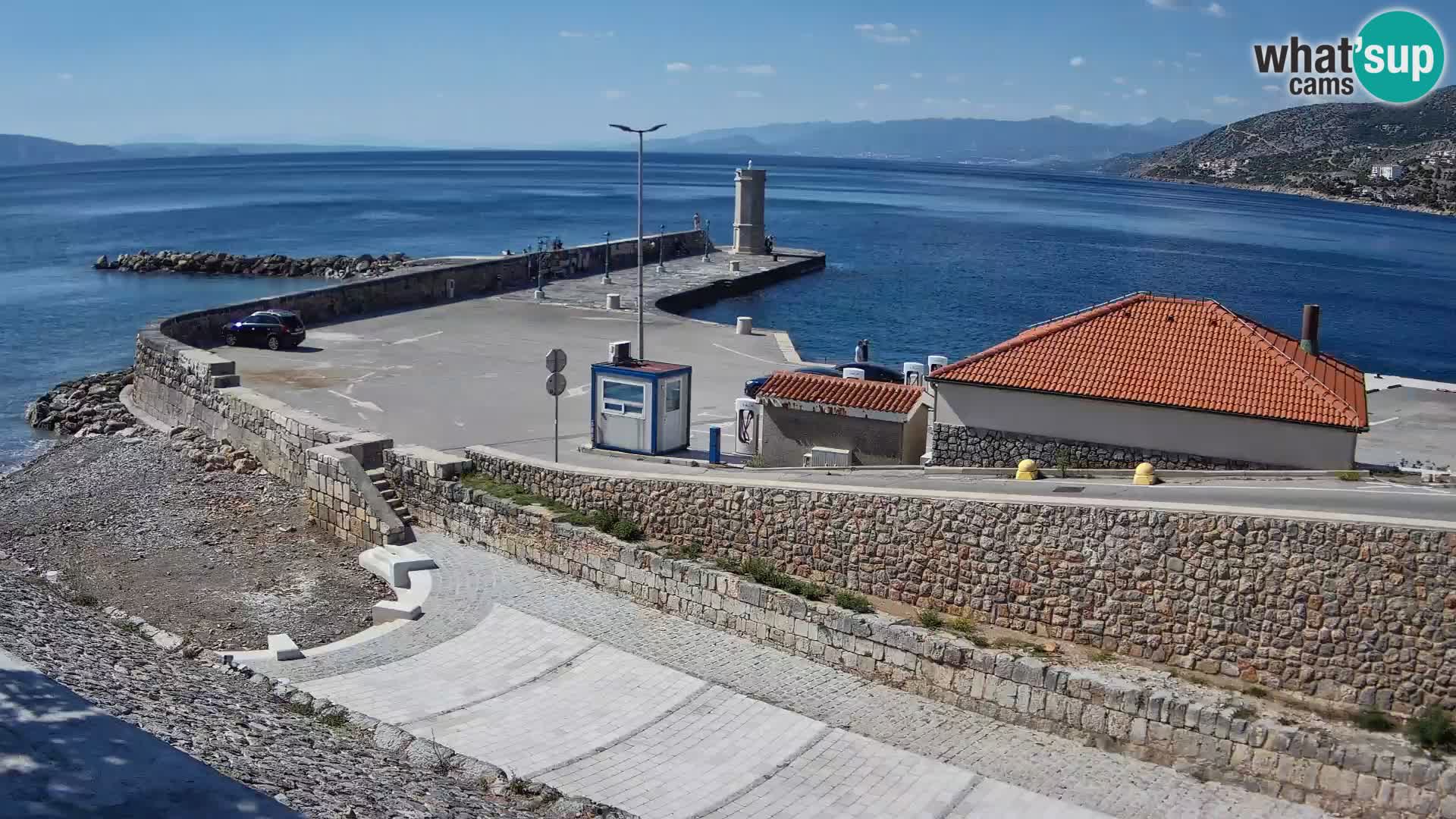 Spletna kamera Senj pristanišče – Pogled na valobran in svetilnik