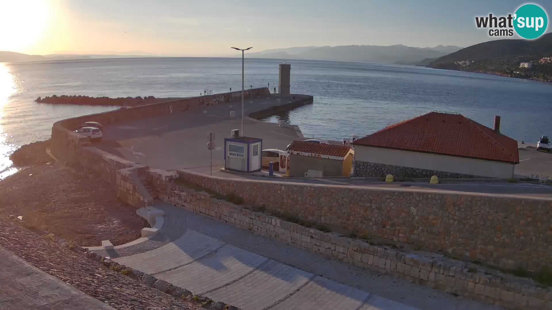Spletna kamera Senj pristanišče – Pogled na valobran in svetilnik