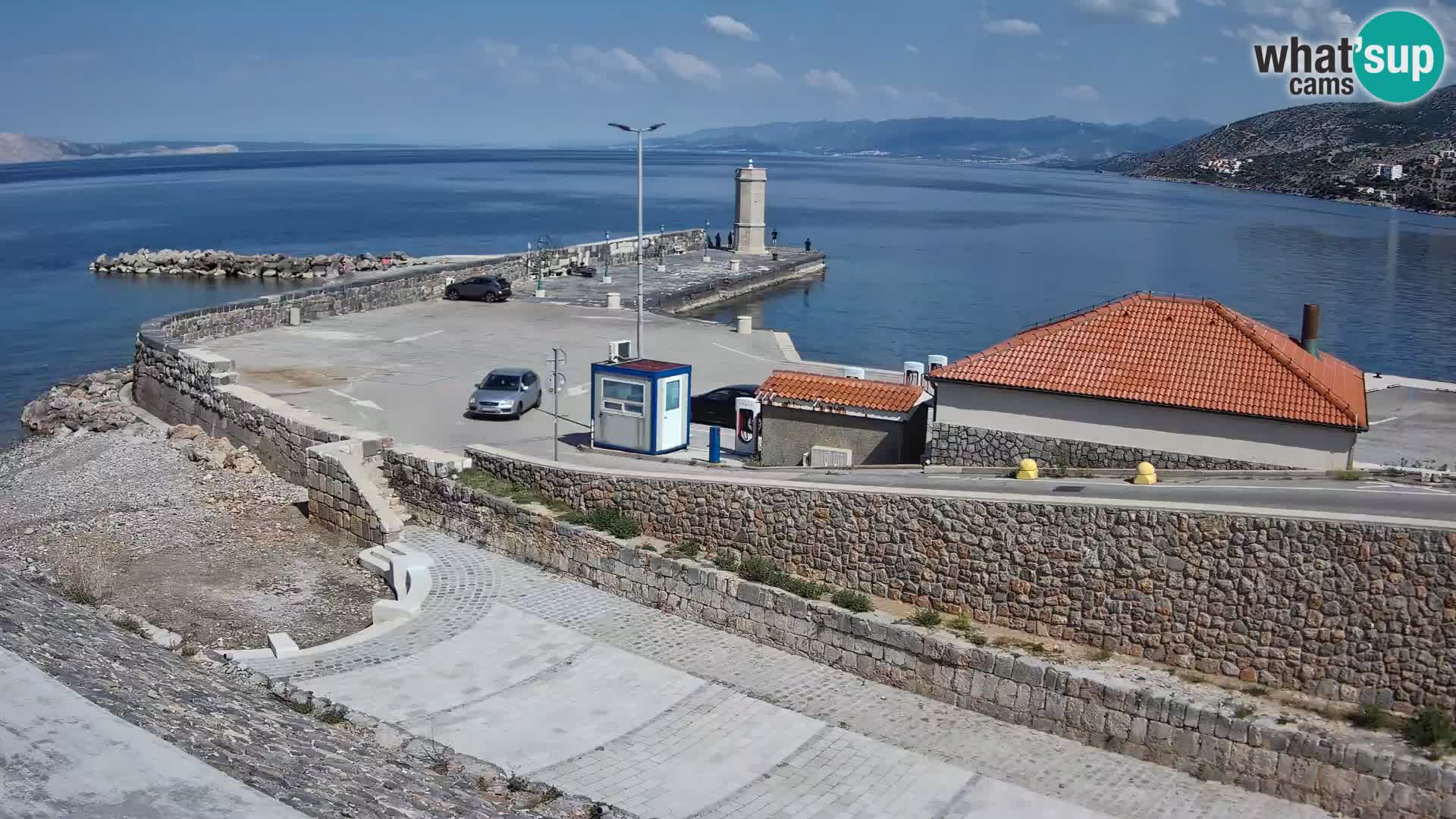 Spletna kamera Senj pristanišče – Pogled na valobran in svetilnik