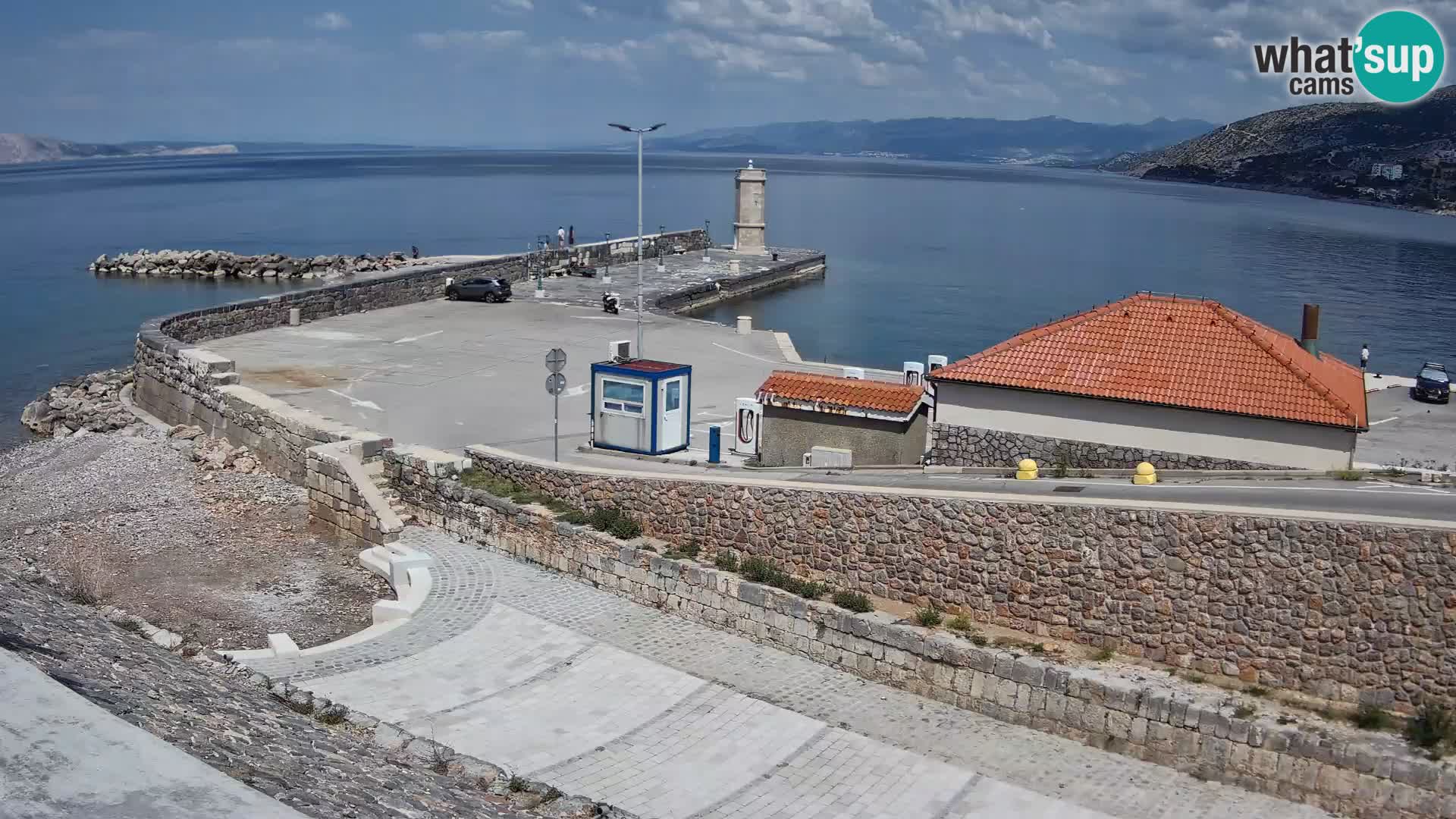 Spletna kamera Senj pristanišče – Pogled na valobran in svetilnik