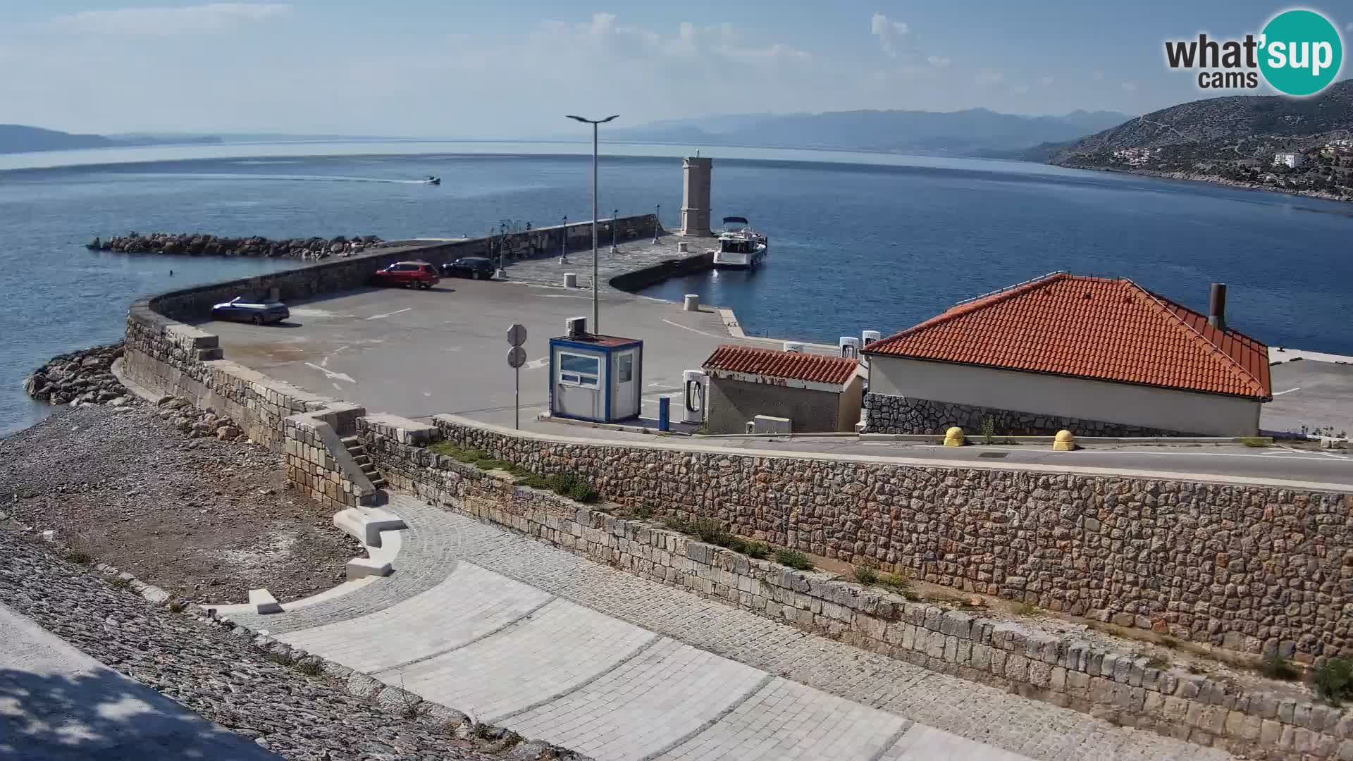 Spletna kamera Senj pristanišče – Pogled na valobran in svetilnik