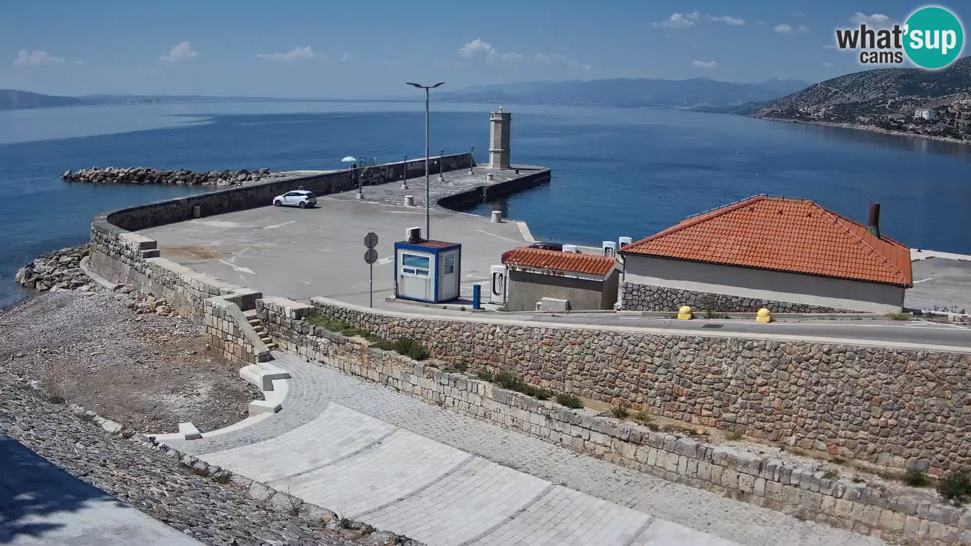 Spletna kamera Senj pristanišče – Pogled na valobran in svetilnik