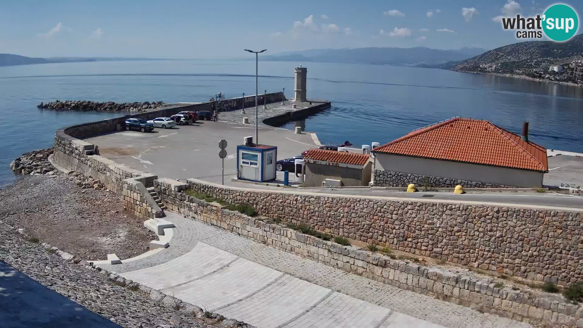Spletna kamera Senj pristanišče – Pogled na valobran in svetilnik