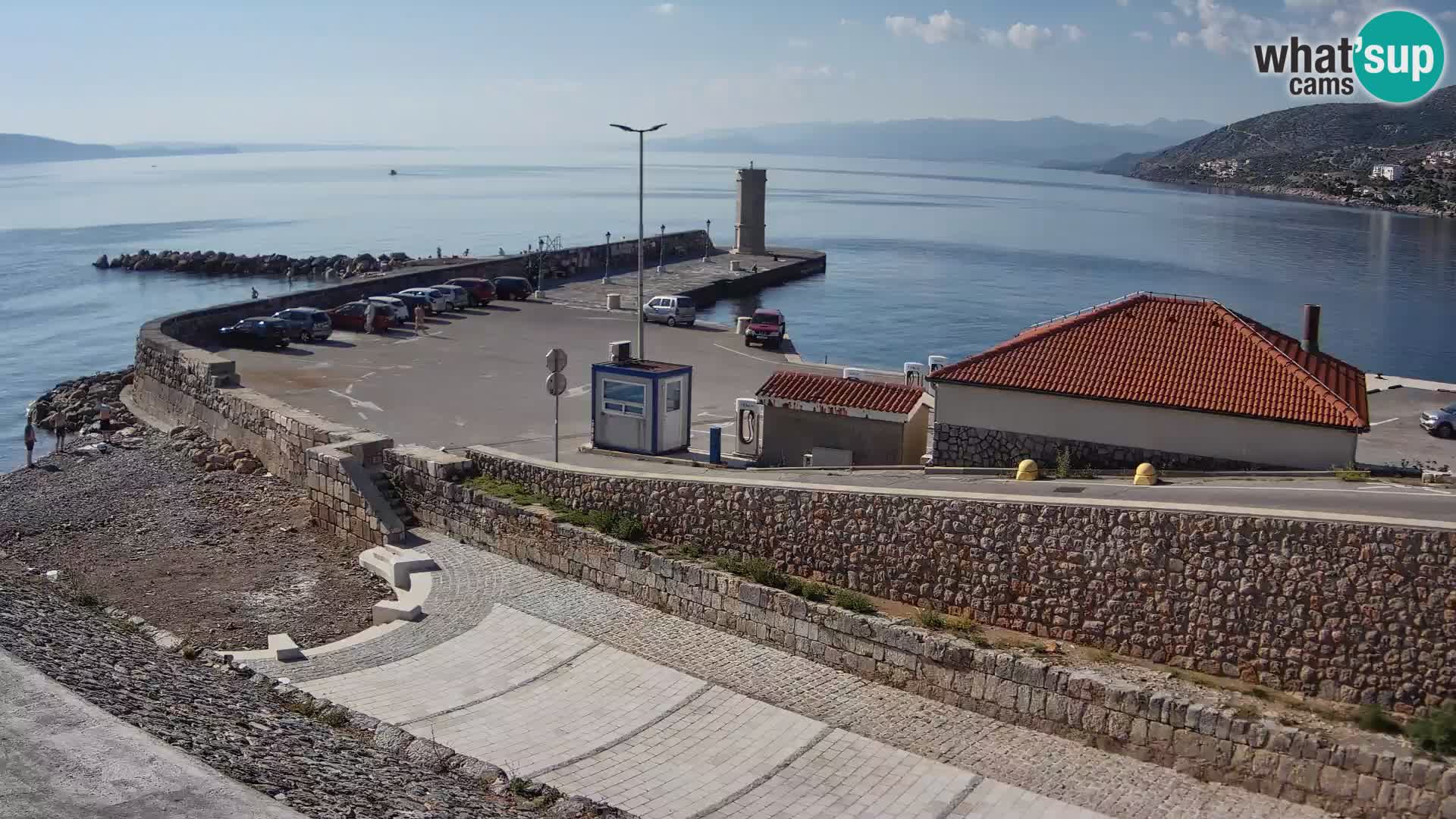 Spletna kamera Senj pristanišče – Pogled na valobran in svetilnik