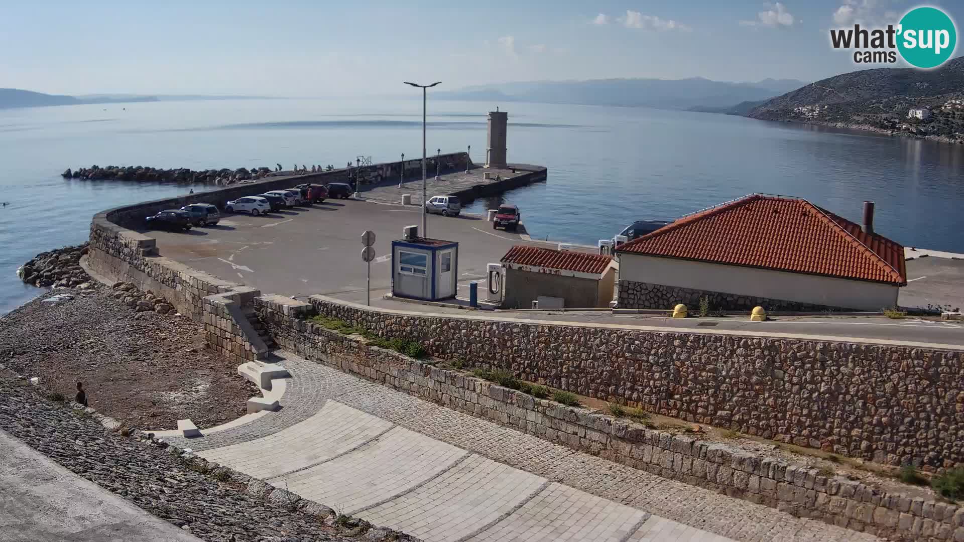 Spletna kamera Senj pristanišče – Pogled na valobran in svetilnik