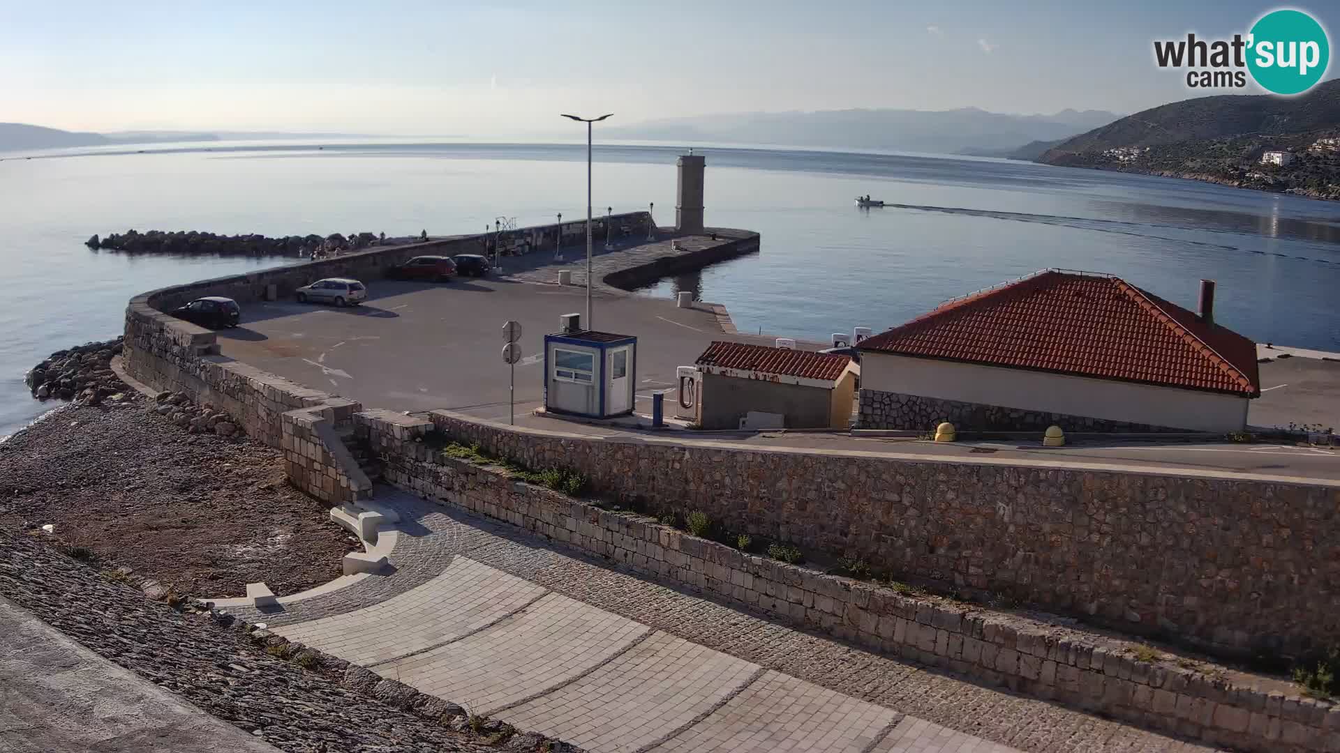 Spletna kamera Senj pristanišče – Pogled na valobran in svetilnik