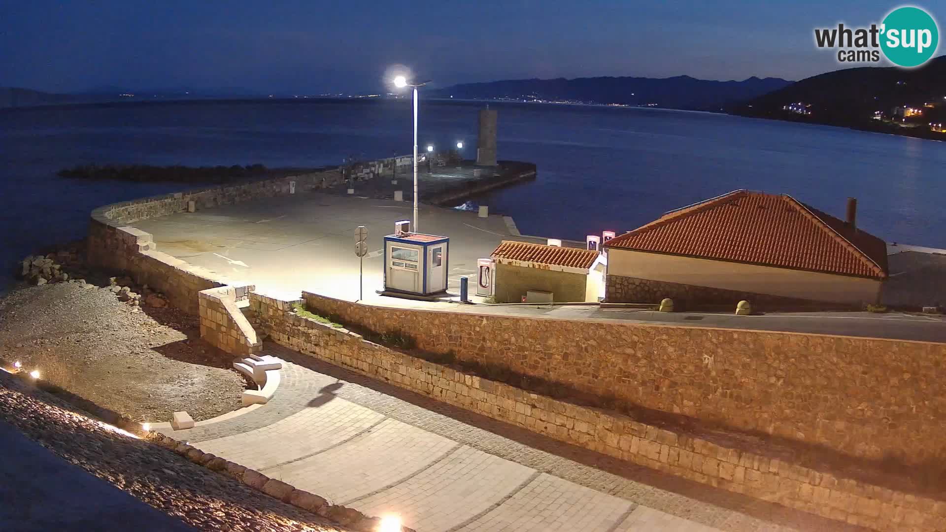 Spletna kamera Senj pristanišče – Pogled na valobran in svetilnik