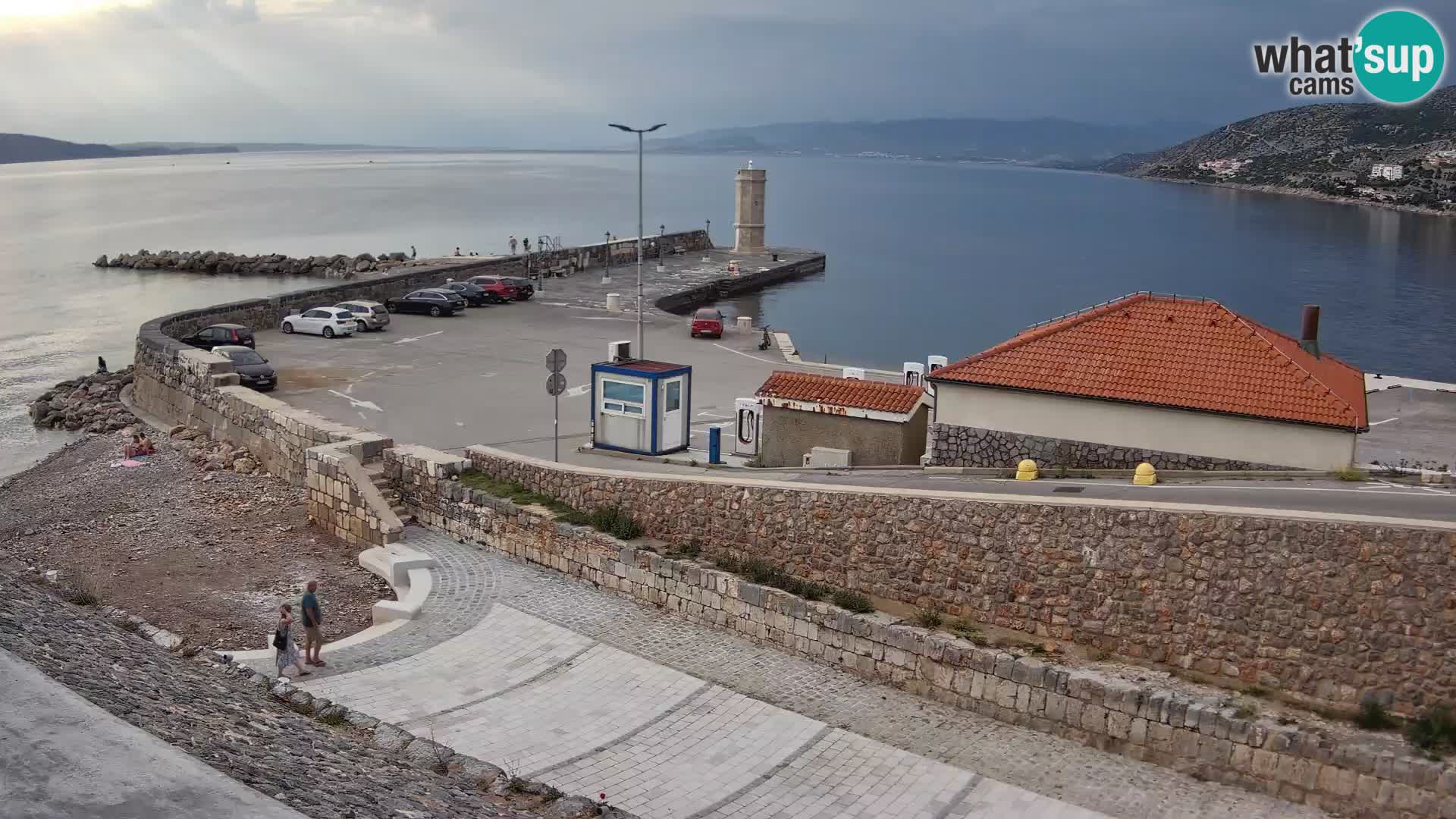 Spletna kamera Senj pristanišče – Pogled na valobran in svetilnik