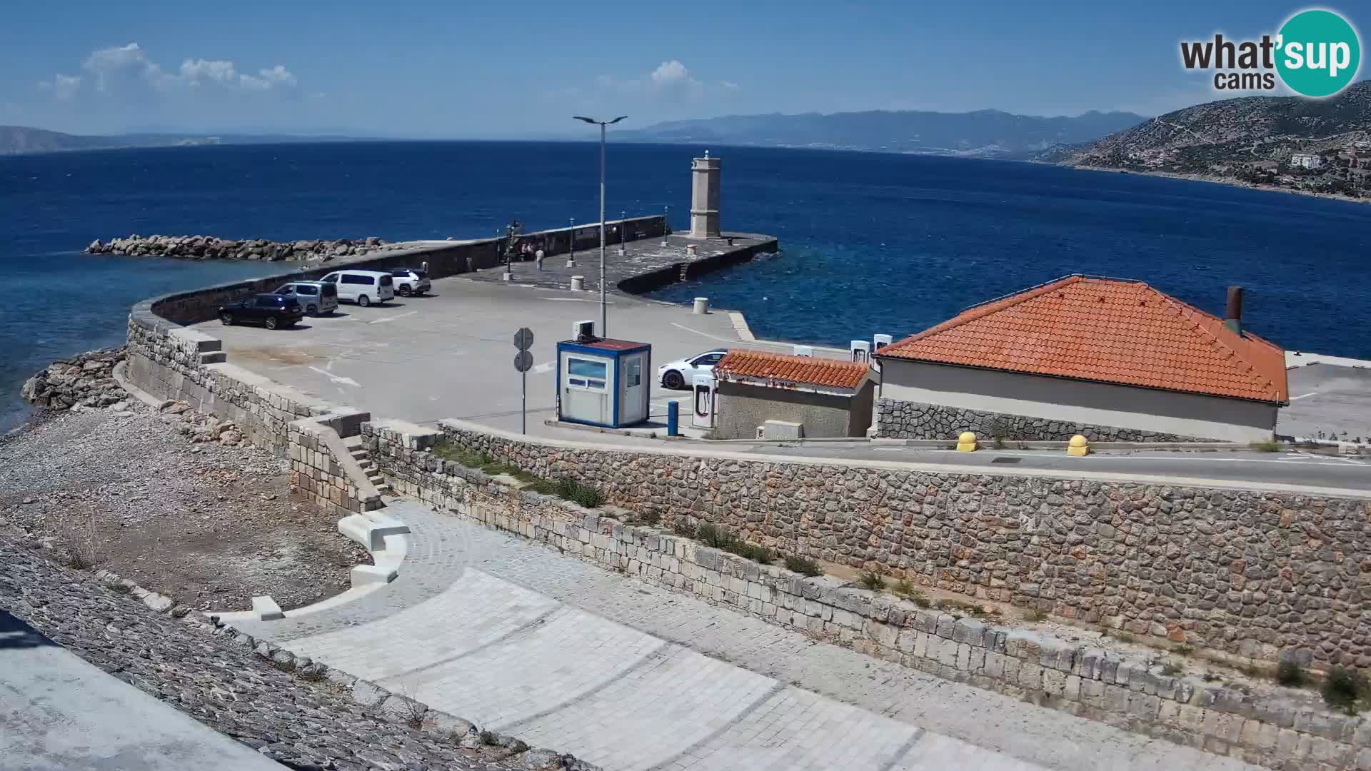 Spletna kamera Senj pristanišče – Pogled na valobran in svetilnik