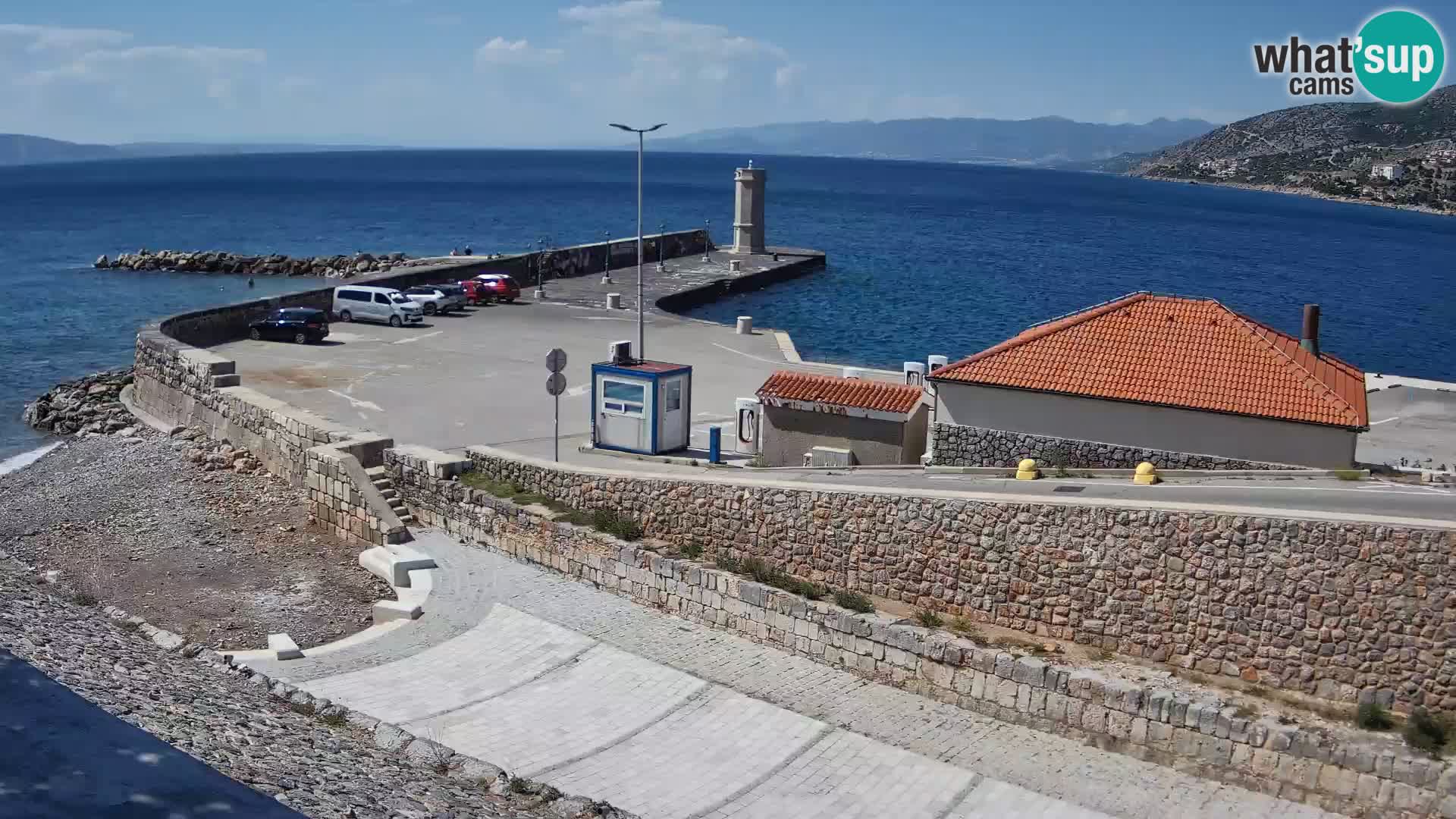 Spletna kamera Senj pristanišče – Pogled na valobran in svetilnik