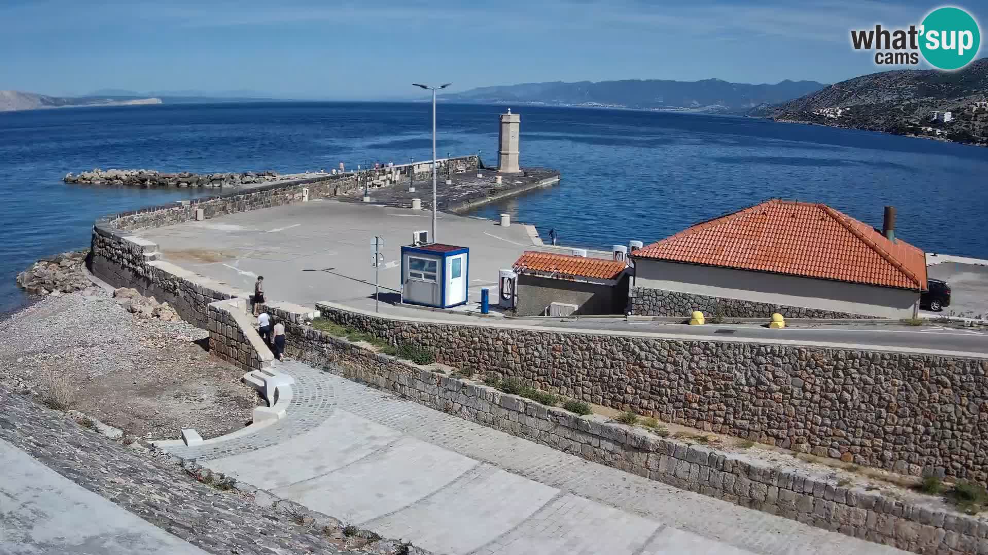 Spletna kamera Senj pristanišče – Pogled na valobran in svetilnik