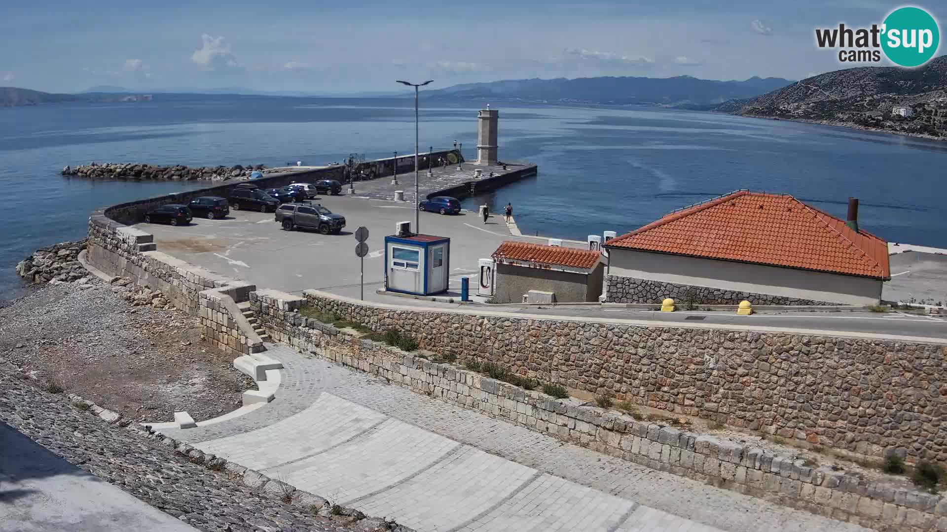 Spletna kamera Senj pristanišče – Pogled na valobran in svetilnik