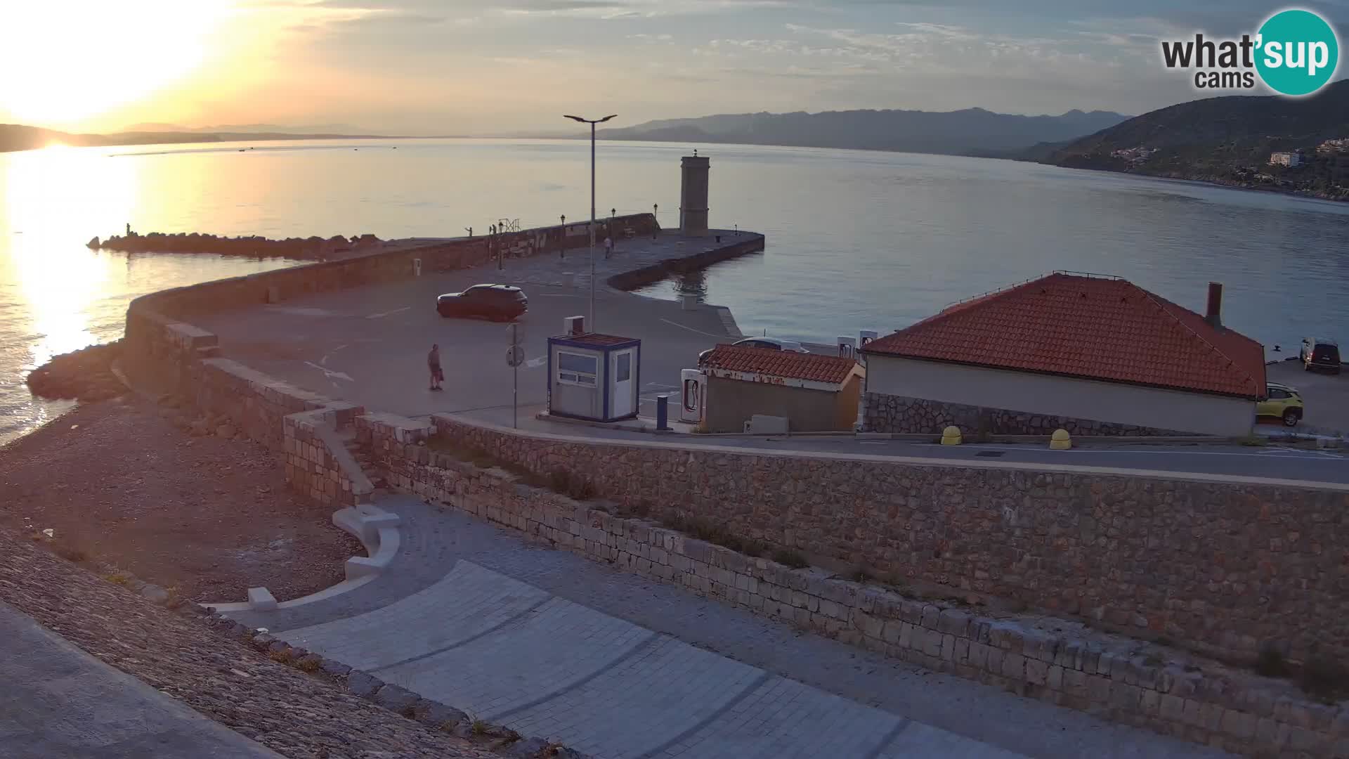 Spletna kamera Senj pristanišče – Pogled na valobran in svetilnik