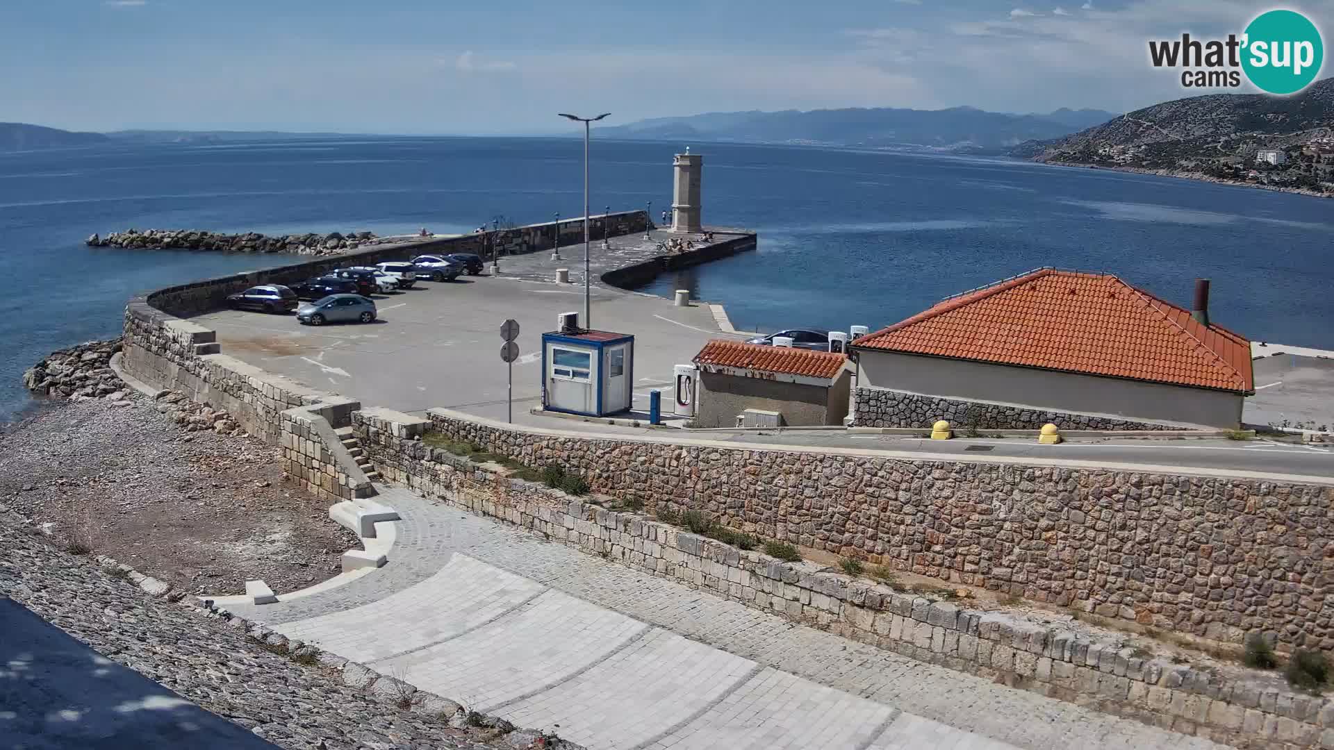 Spletna kamera Senj pristanišče – Pogled na valobran in svetilnik