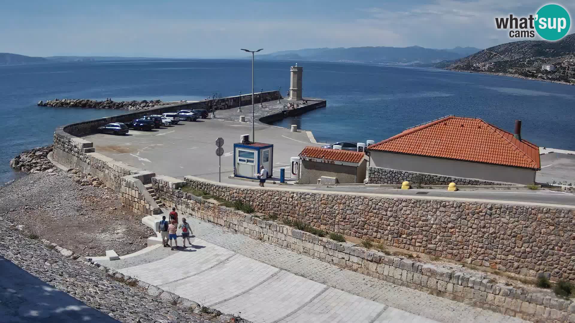 Spletna kamera Senj pristanišče – Pogled na valobran in svetilnik