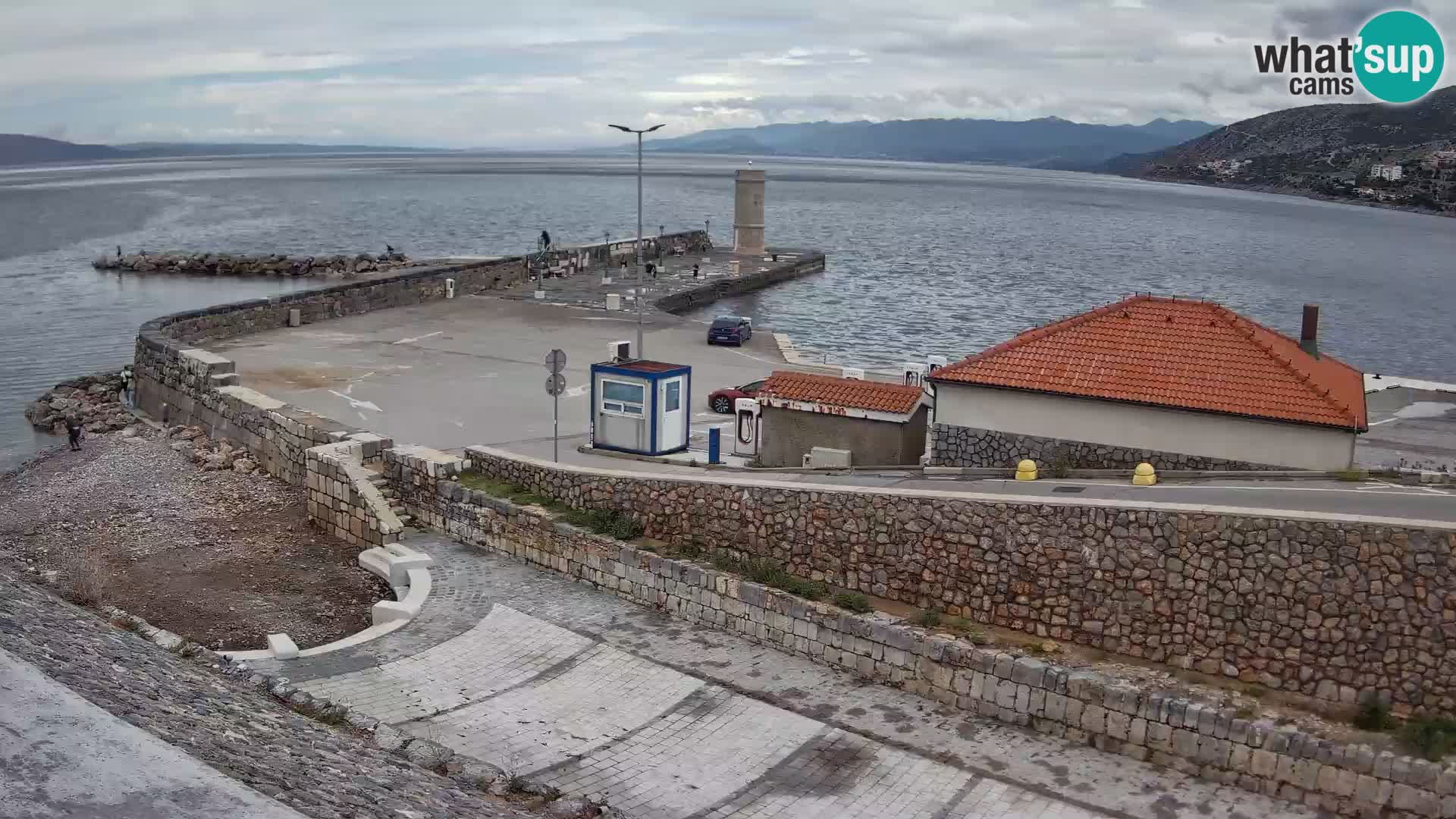 Spletna kamera Senj pristanišče – Pogled na valobran in svetilnik