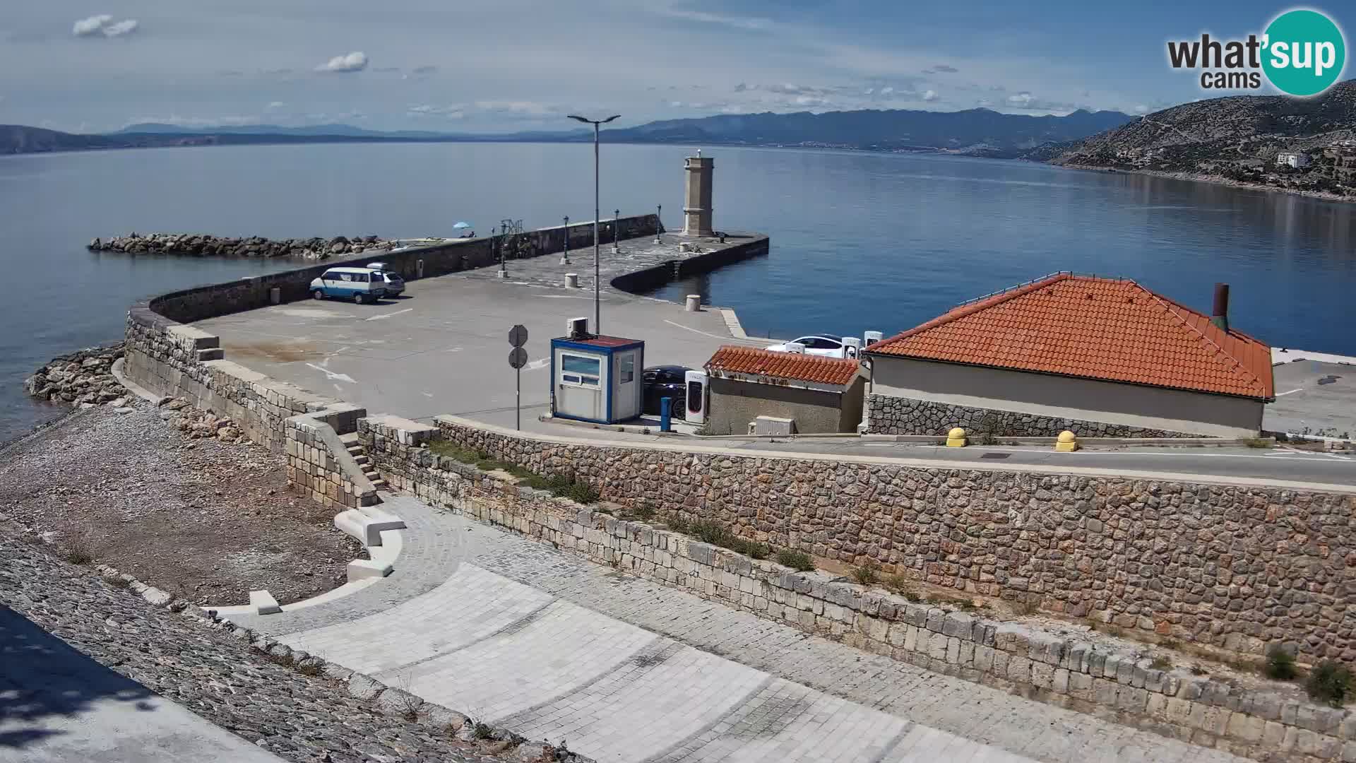 Spletna kamera Senj pristanišče – Pogled na valobran in svetilnik
