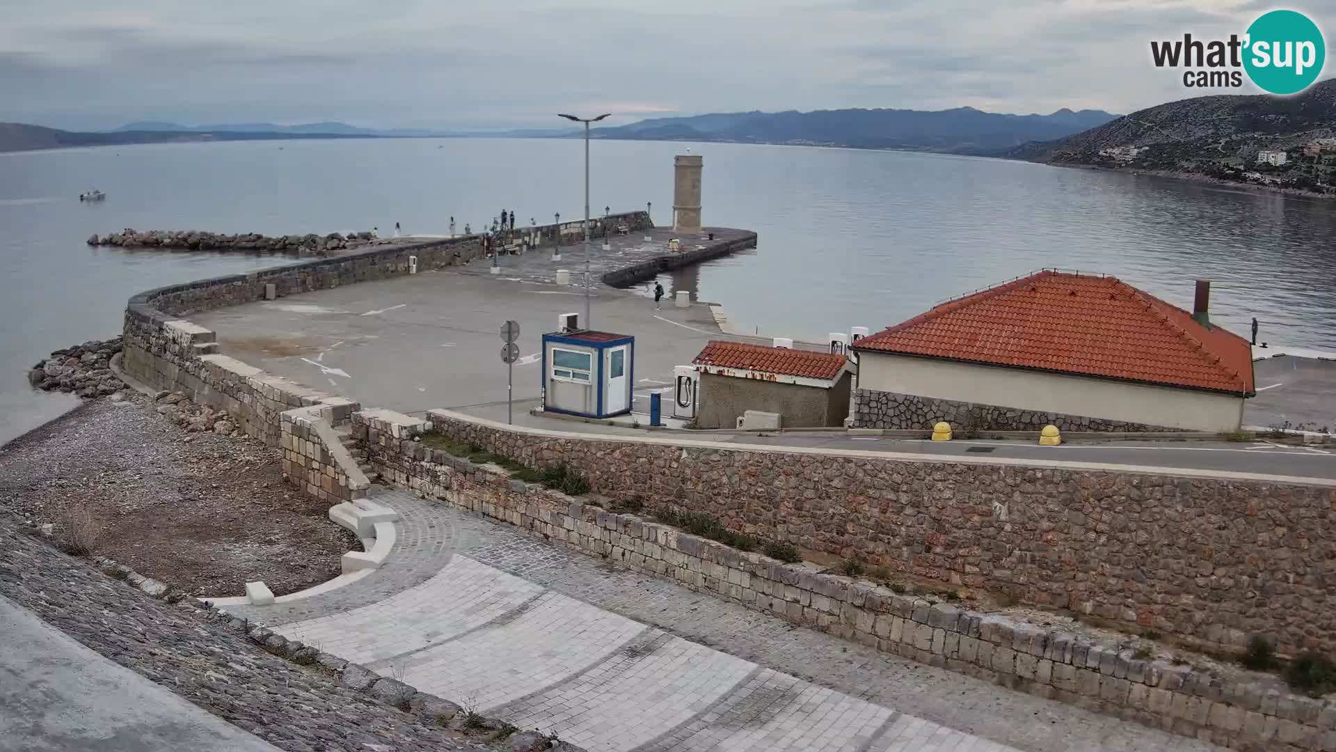 Spletna kamera Senj pristanišče – Pogled na valobran in svetilnik