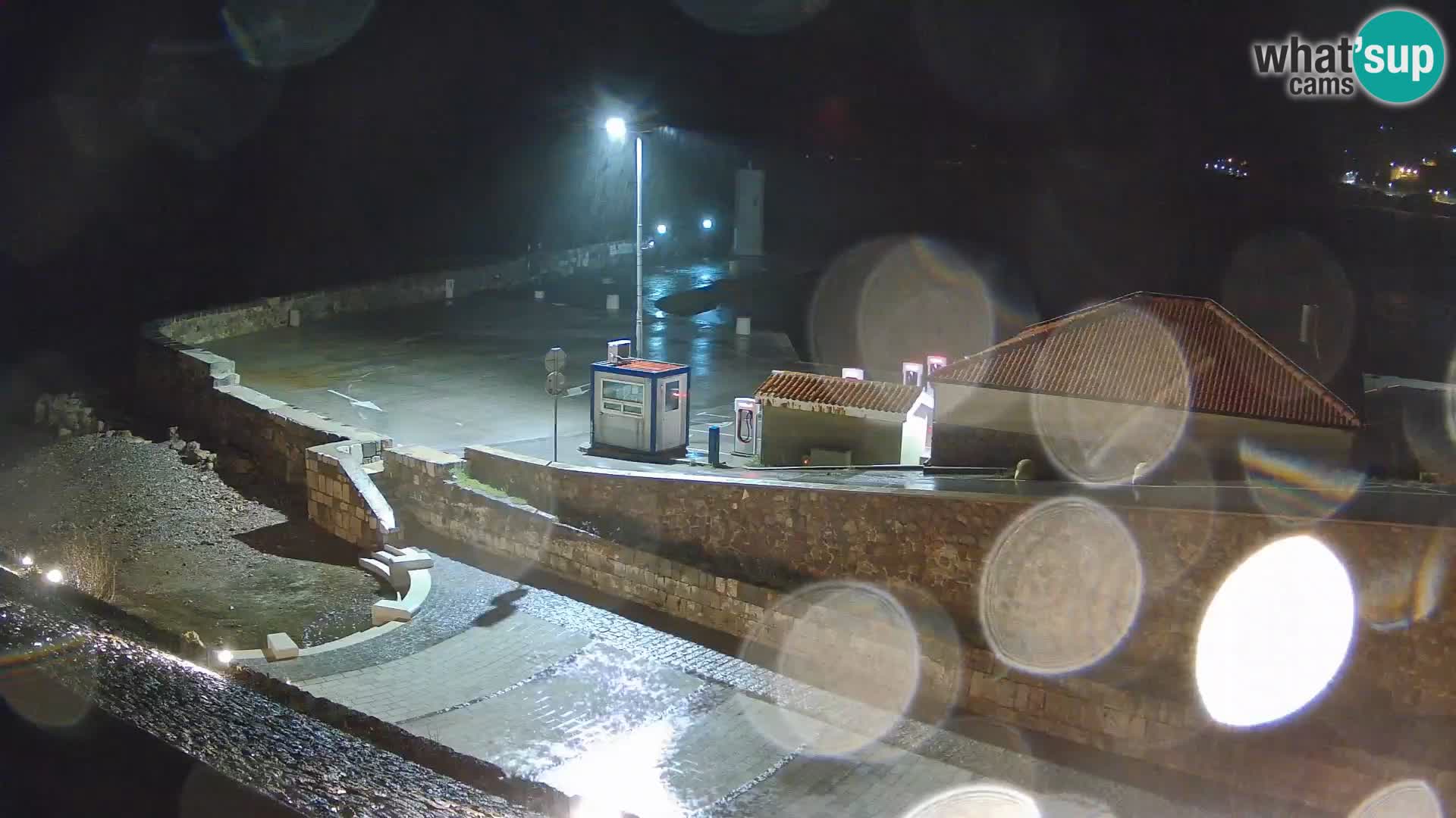 Webcam port de Senj – Vue sur la jetée et le phare