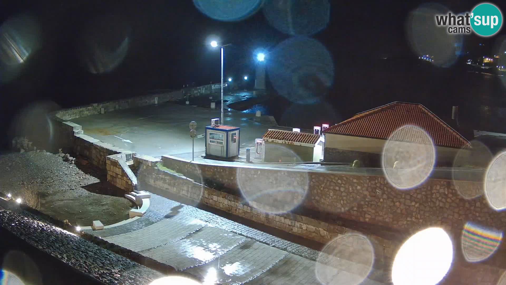 Spletna kamera Senj pristanišče – Pogled na valobran in svetilnik