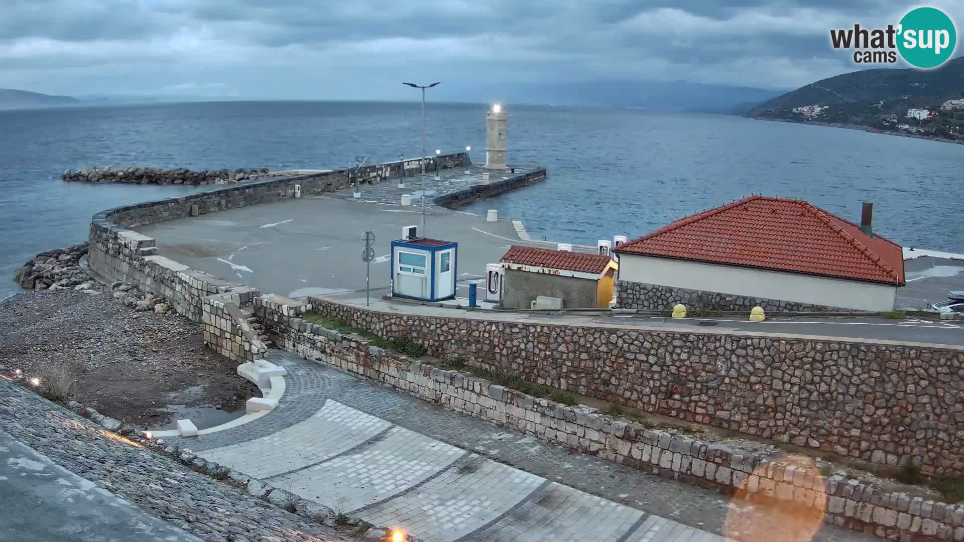 Senj Hafen Webcam – Wellenbrecher & Leuchtturm Liveblick