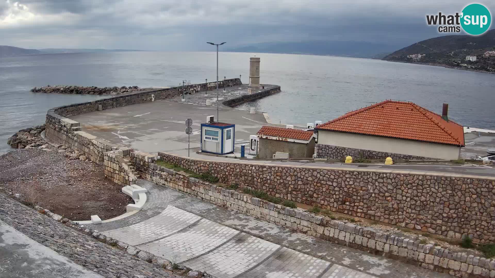 Spletna kamera Senj pristanišče – Pogled na valobran in svetilnik