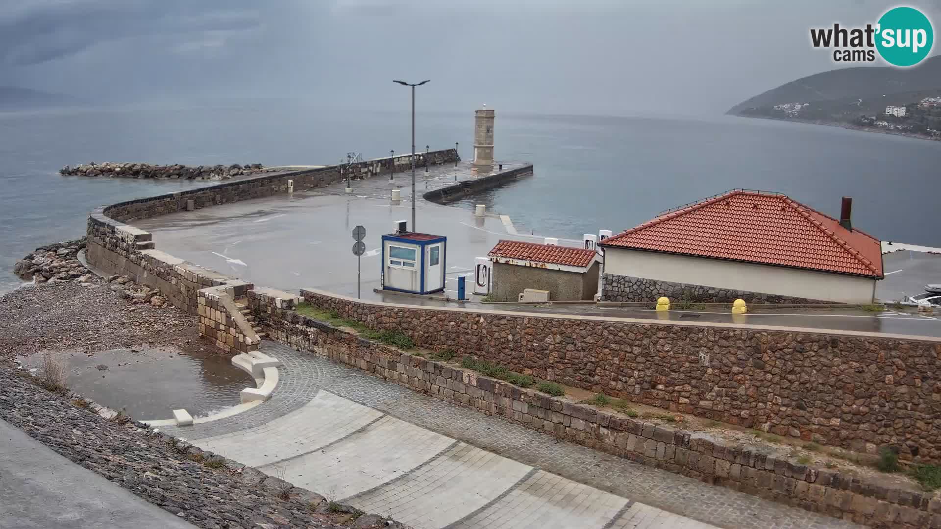 Spletna kamera Senj pristanišče – Pogled na valobran in svetilnik