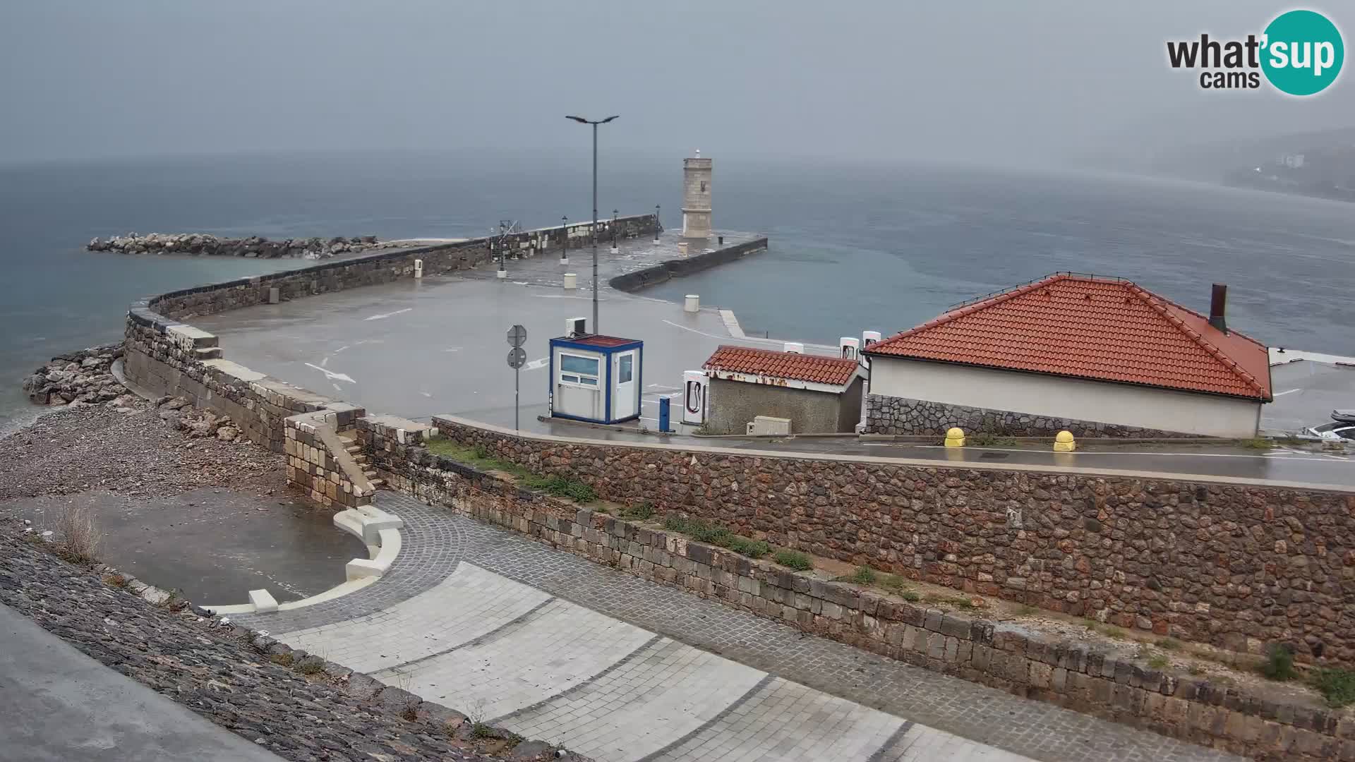 Spletna kamera Senj pristanišče – Pogled na valobran in svetilnik